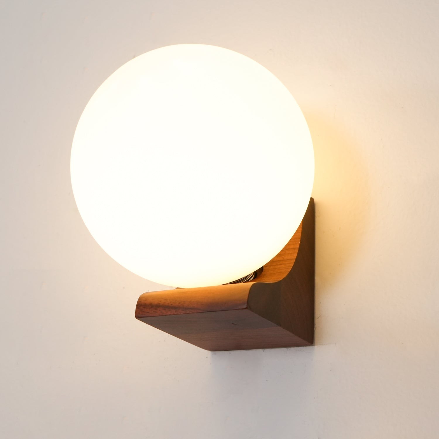 Minimalistische houten geometrische beugel glazen bol wandlamp HL444