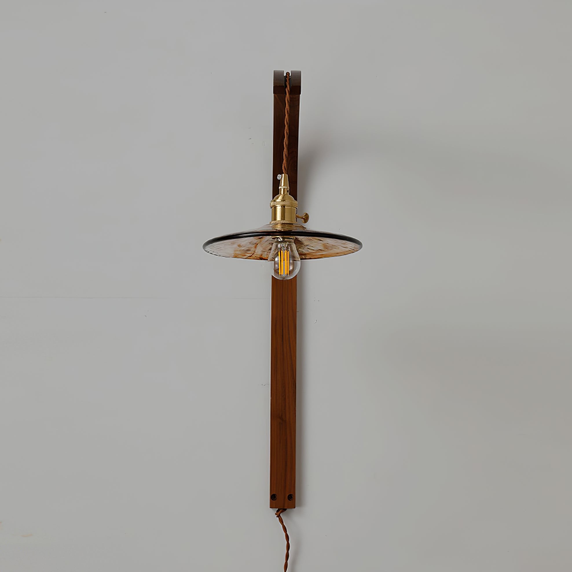 Gebogen walnootkleurige keramische wandlamp met stekker HL3051
