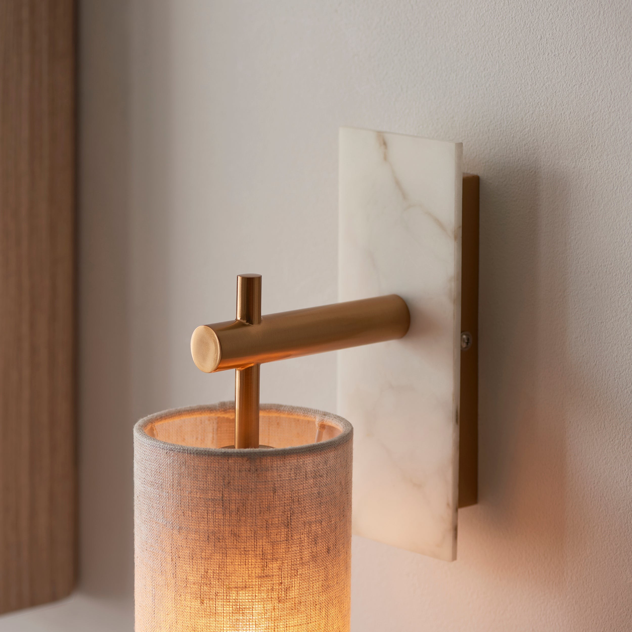 Vintage wandlamp van messing en marmer - lampenkap van natuurlijk linnen HL1823