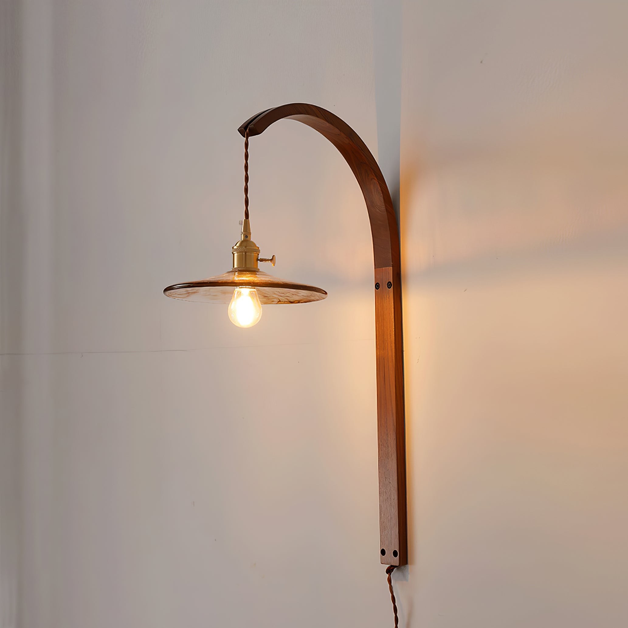 Gebogen walnootkleurige keramische wandlamp met stekker HL3051