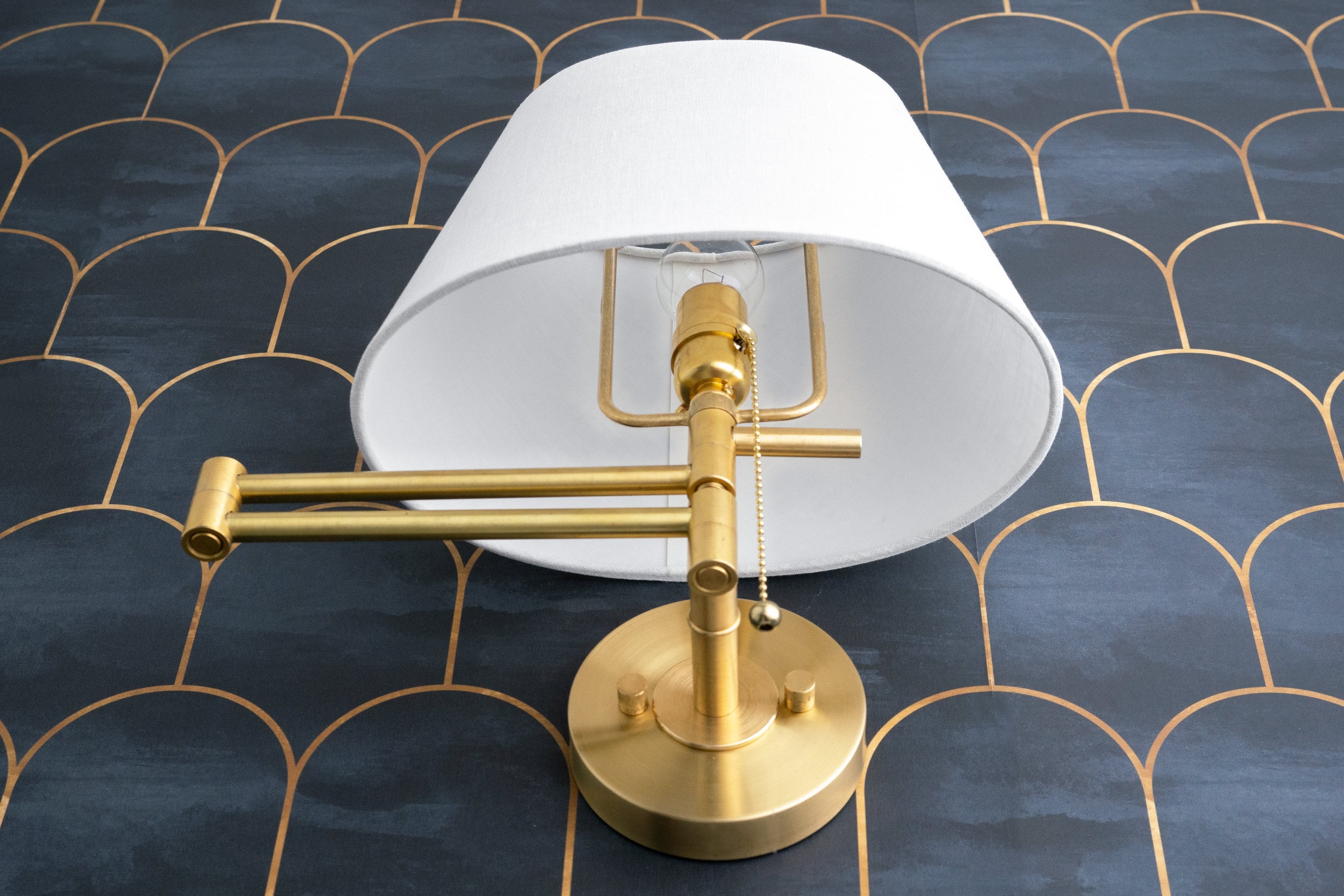 Ornato Luxe Messing Schoolhouse Wandlamp - Art Deco Wandlamp met Witte Kap HL1766