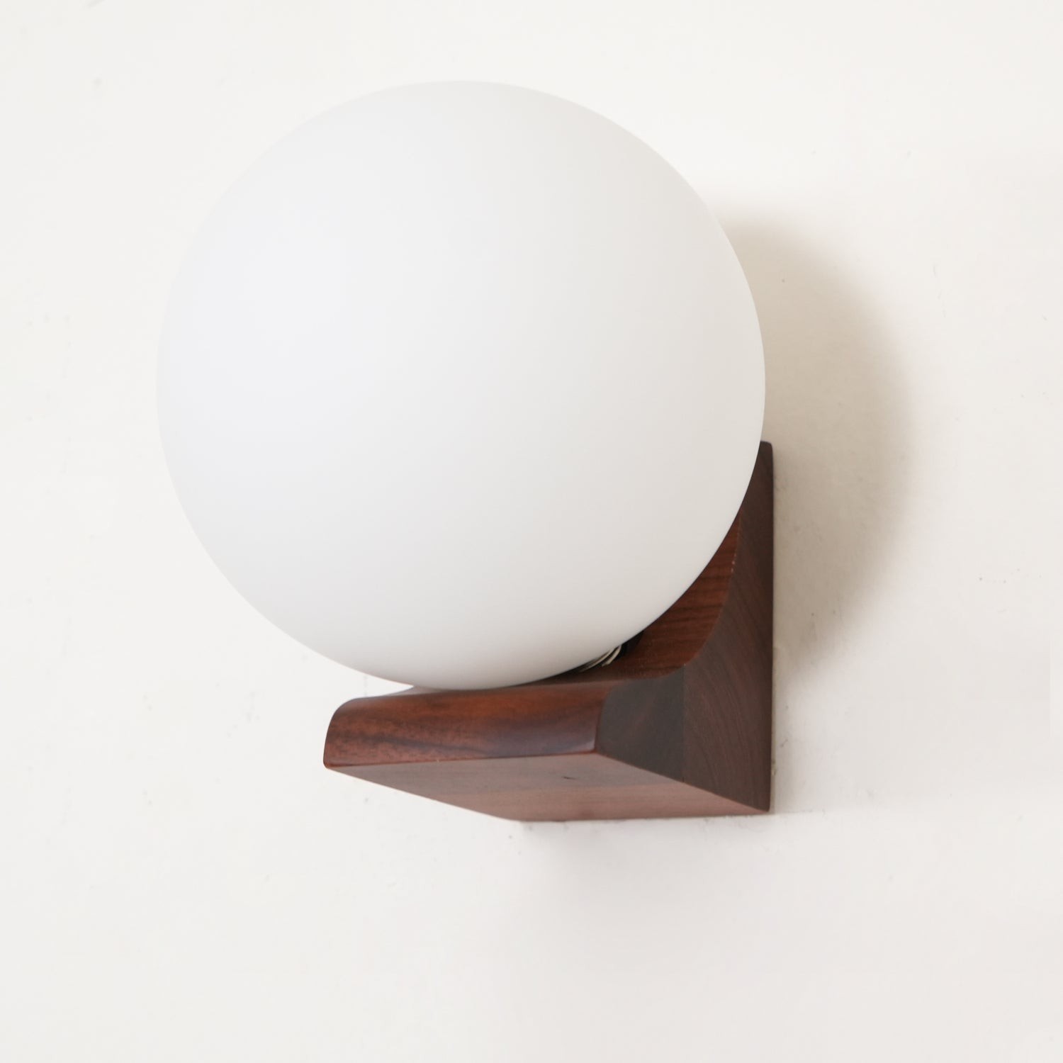 Minimalistische houten geometrische beugel glazen bol wandlamp HL444