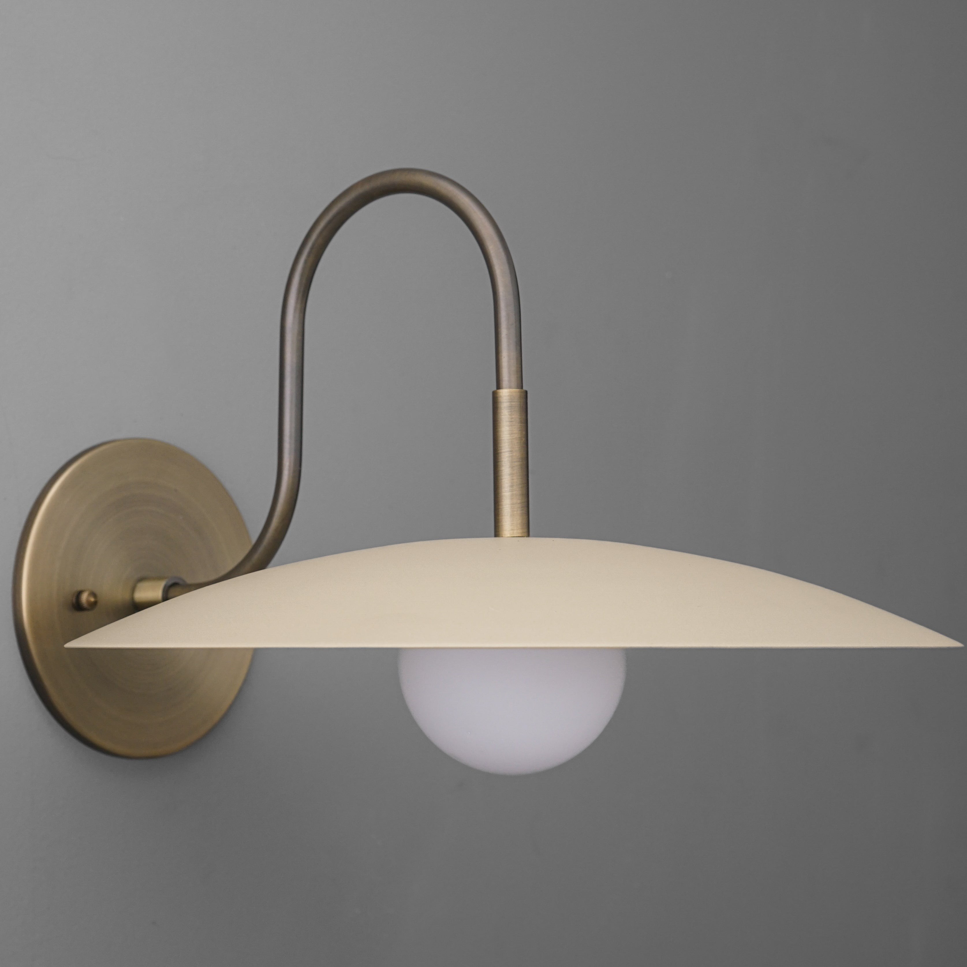 Curva Metalen Moderne Wandlamp - Antieke Messing Arm met Crèmekleurige Schijfvormige Kap HL1771