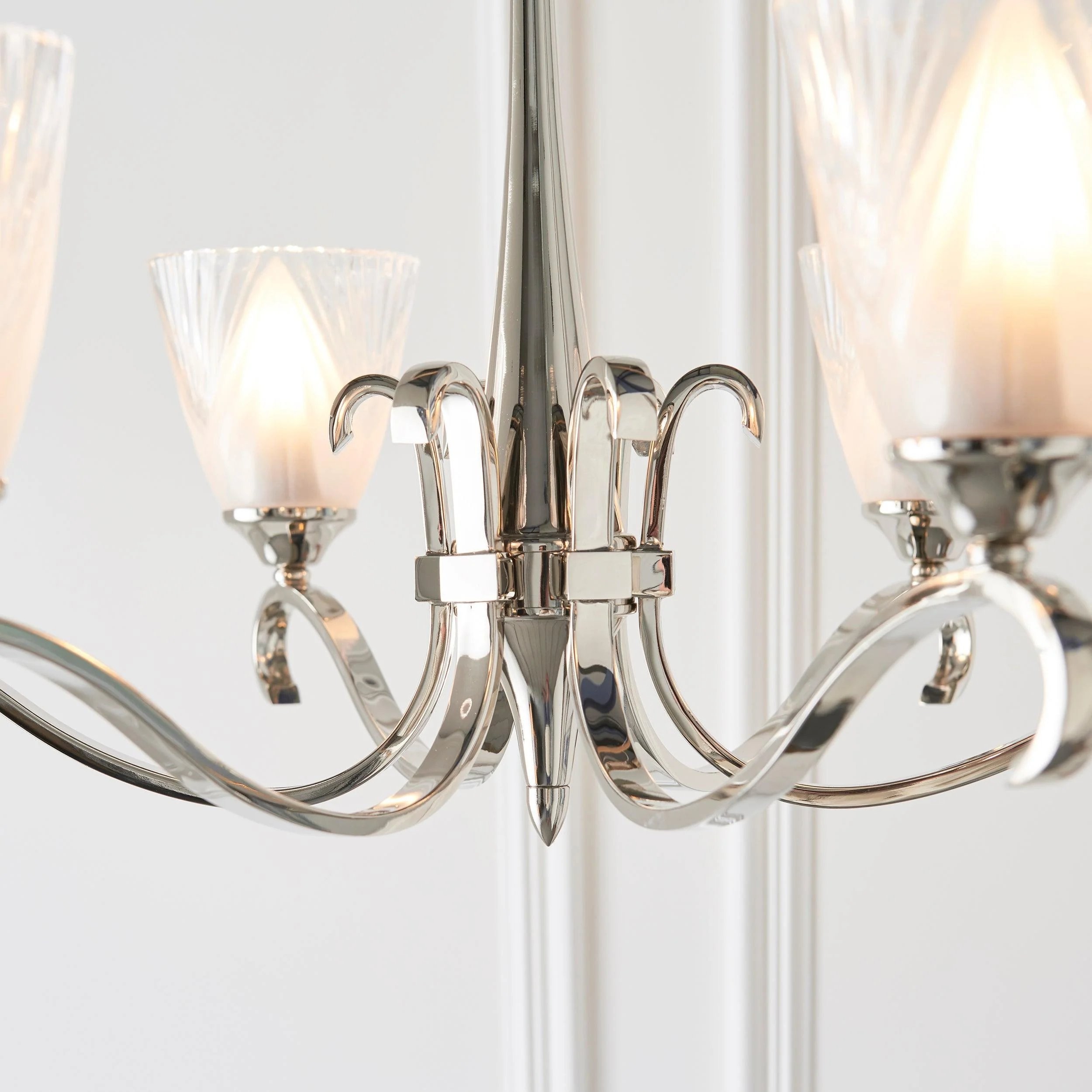 Lunetal kroonluchter met meerdere lampen, kristallen accenten en messing afwerking - moderne luxe voor eetkamer en woonkamer