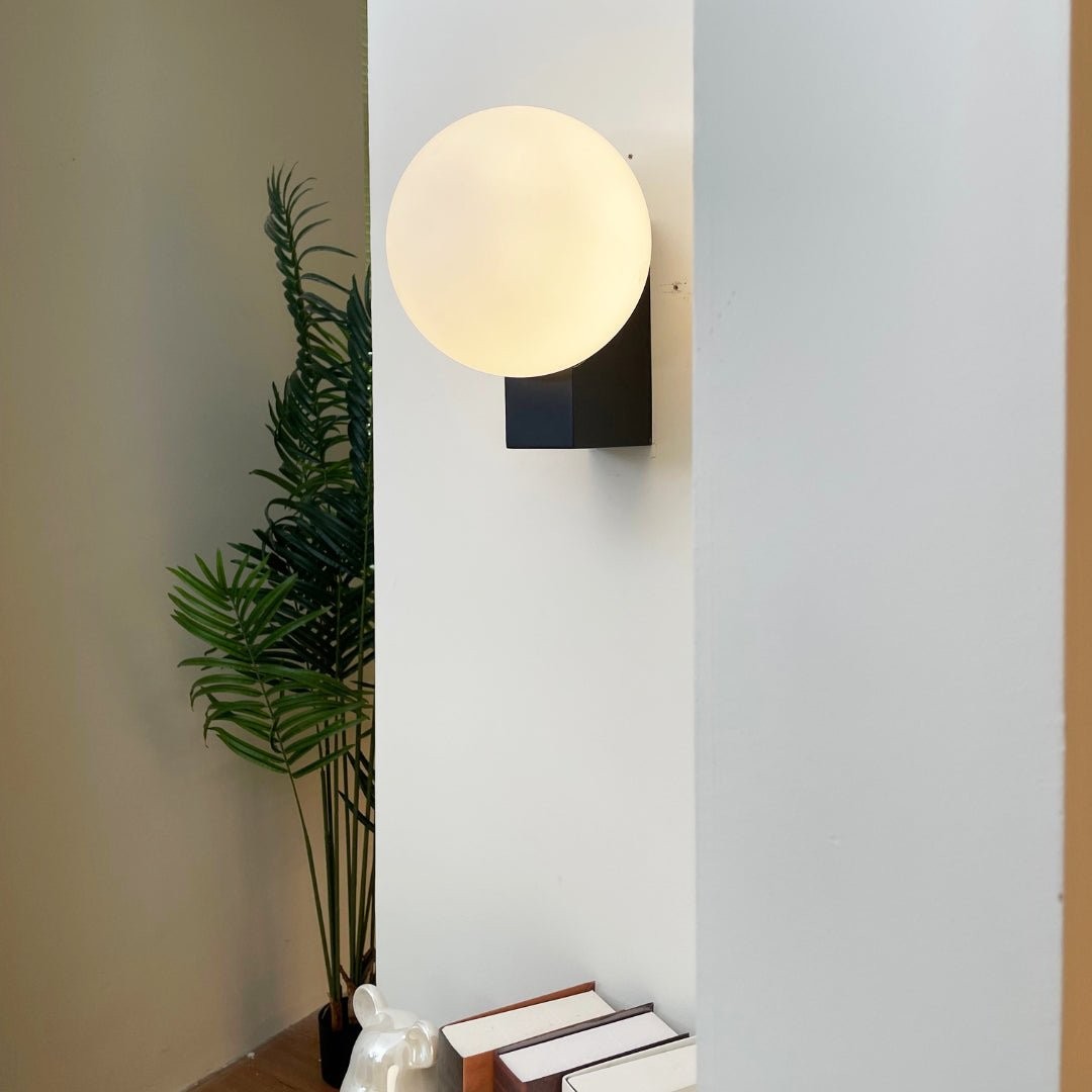 Minimalistische bolvormige wandlamp HL558