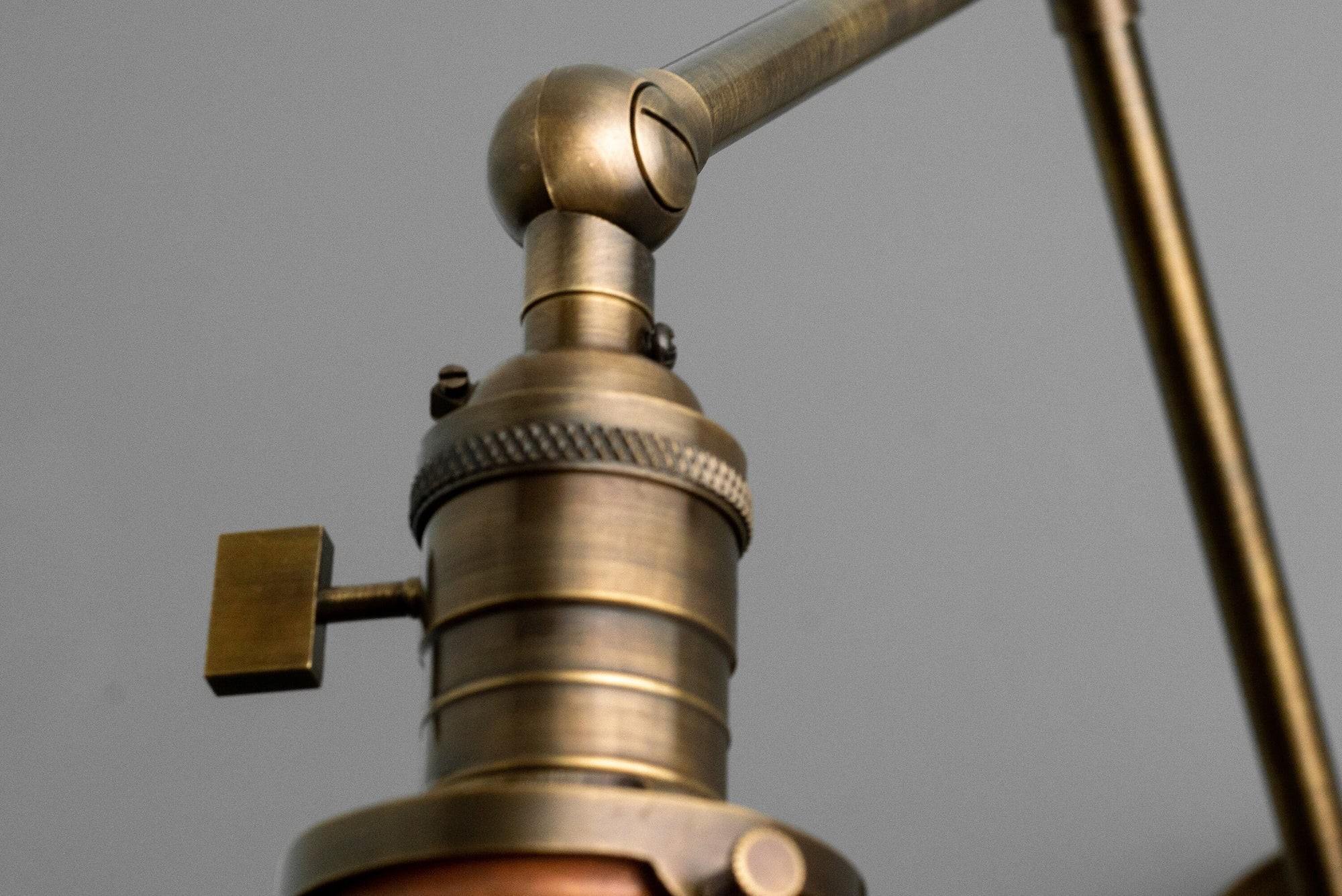 Conique metalen industriële wandlamp met verstelbare arm - vintage koperen kegelvormige kap voor taakverlichting HL1752