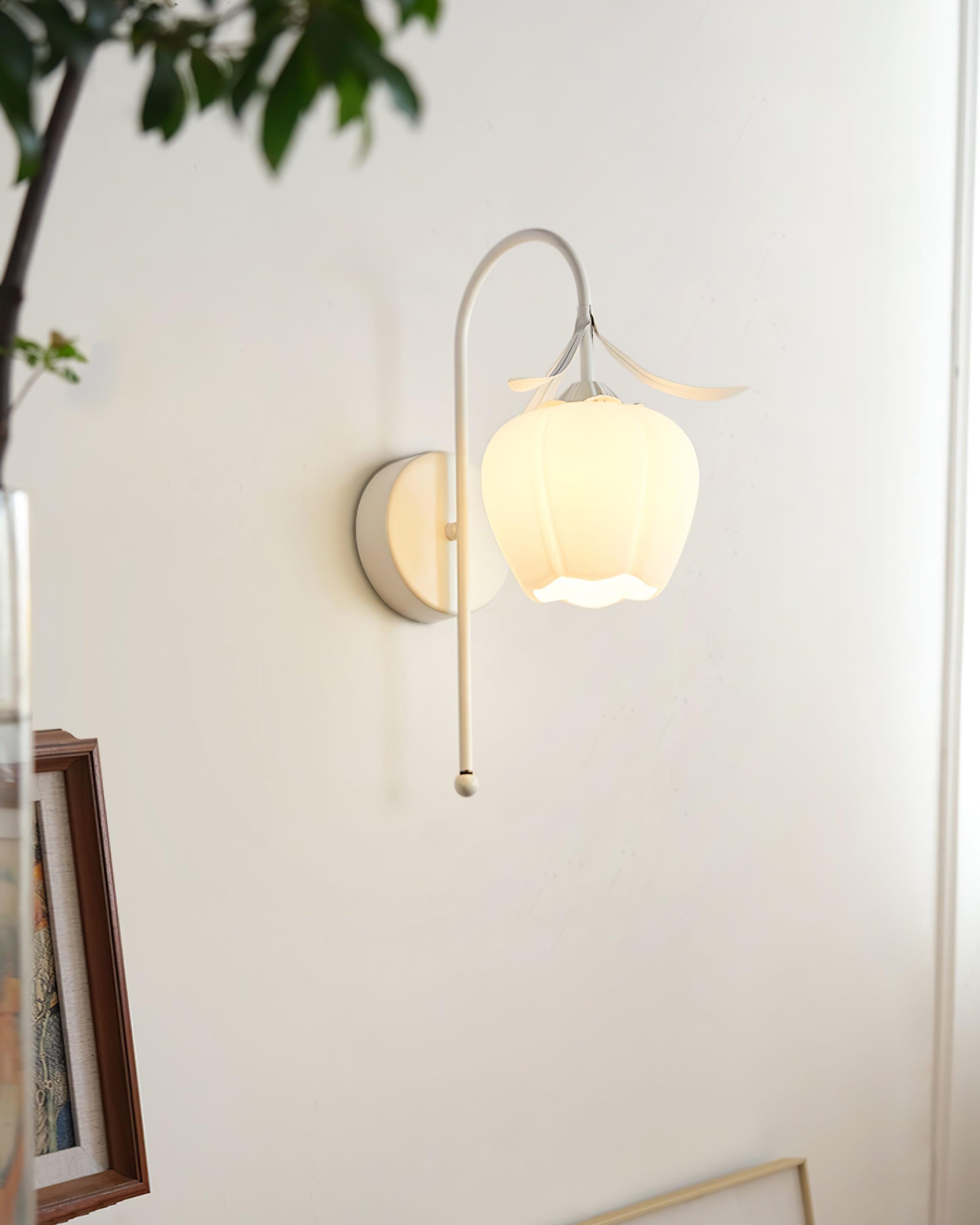 Franse crèmekleurige bloemenwandlamp HL582