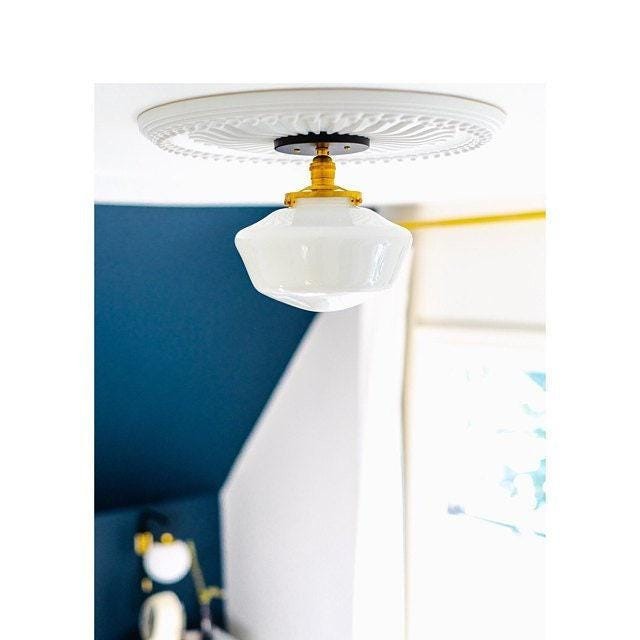 Geotower glazen plafondlamp van messing - opaal glazen schoolhuiskap - moderne elegantie HL1732