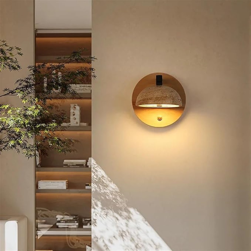 De charmante wandlamp HL3412 van travertijn