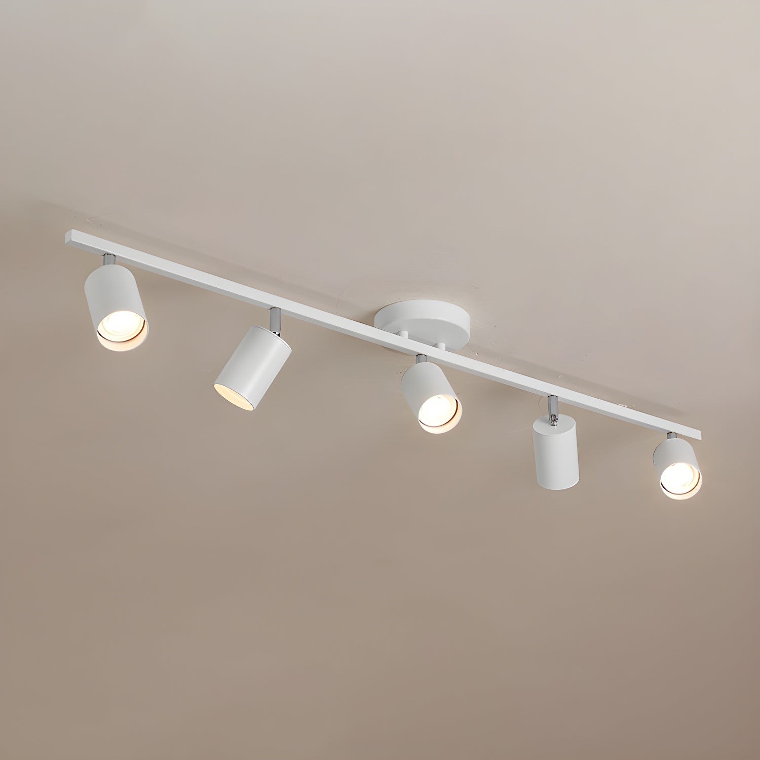 Rij met metalen plafondlampen met meerdere koppen HL445