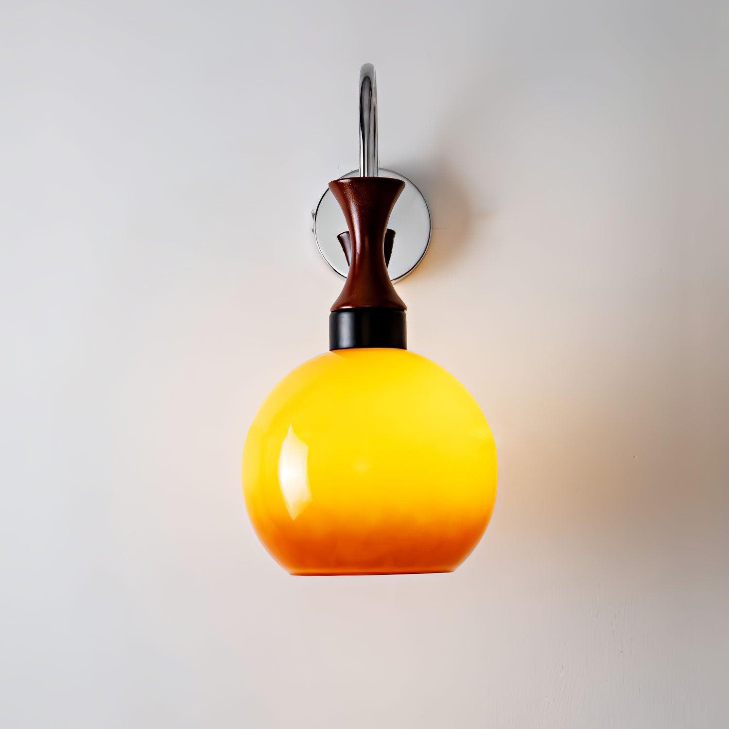 Bolvormige gele wandlamp HL649