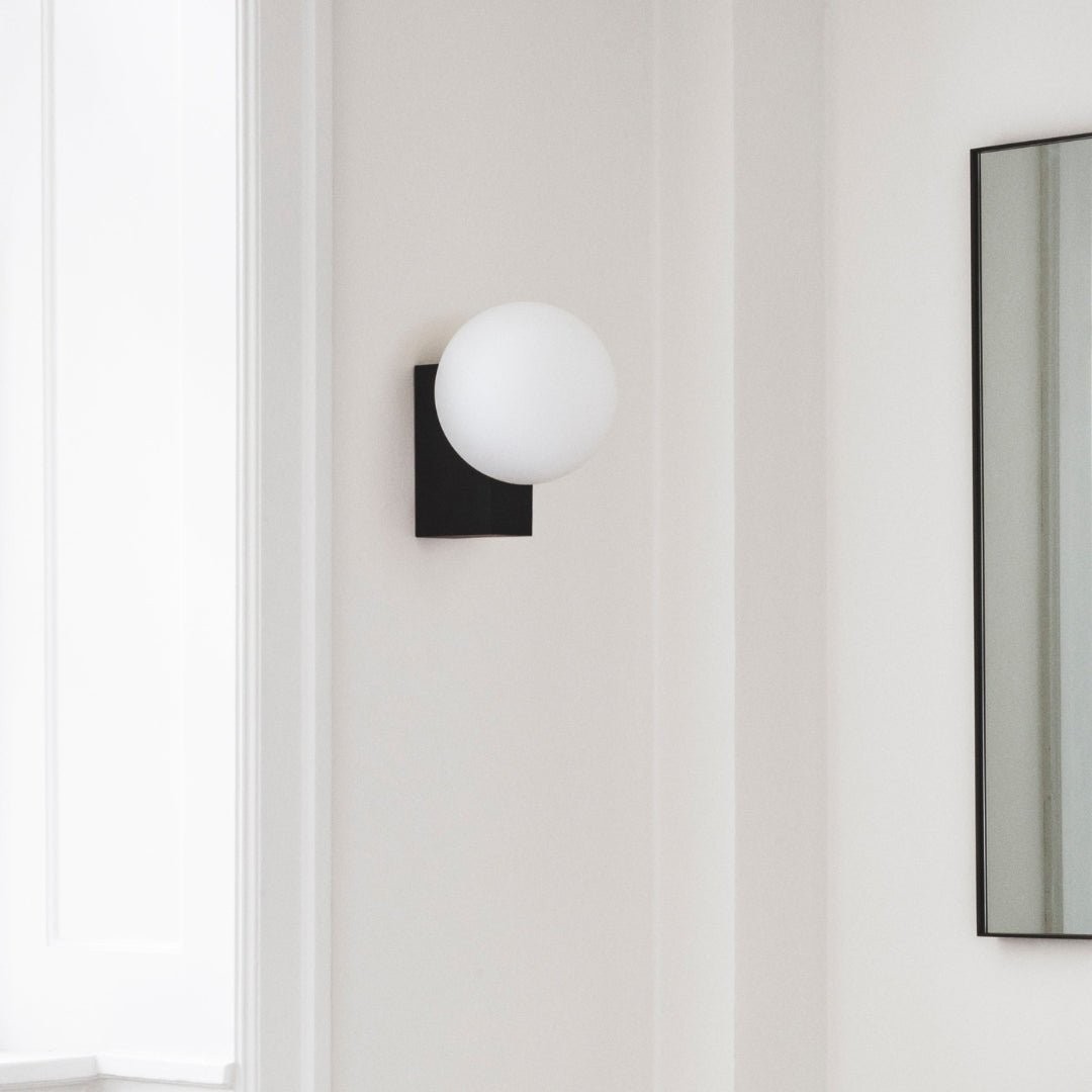 Minimalistische bolvormige wandlamp HL558