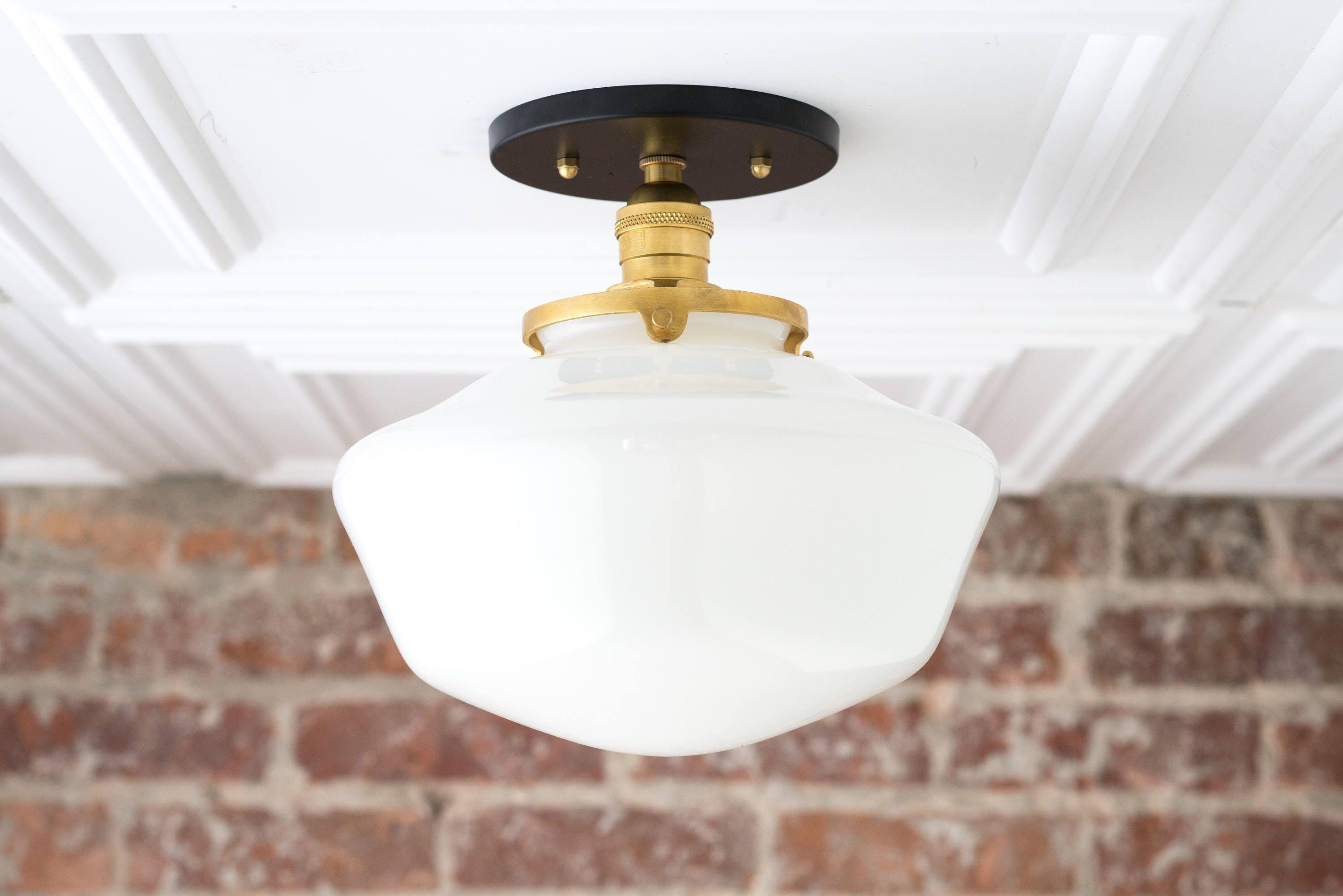 Geotower glazen plafondlamp van messing - opaal glazen schoolhuiskap - moderne elegantie HL1732