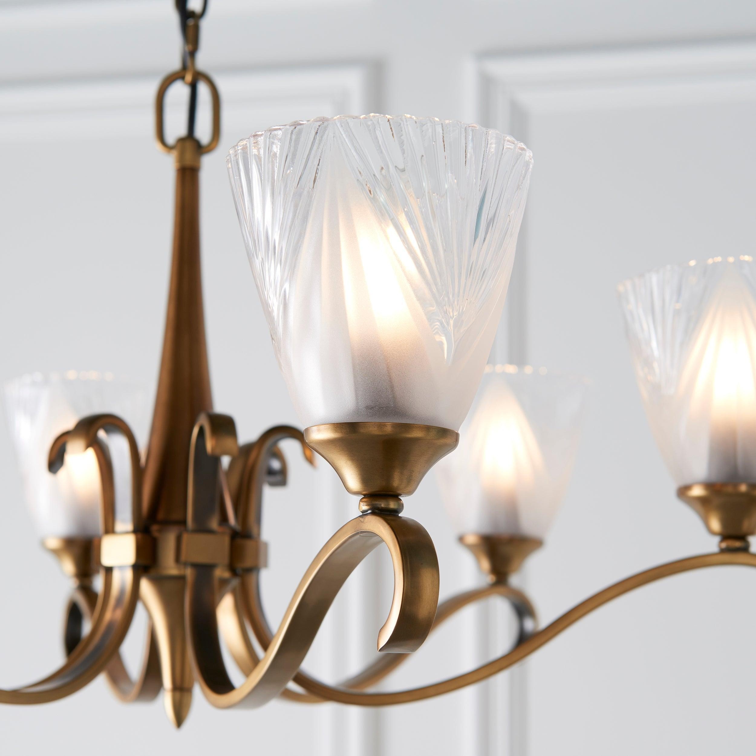 Lunetal kroonluchter met meerdere lampen, kristallen accenten en messing afwerking - moderne luxe voor eetkamer en woonkamer