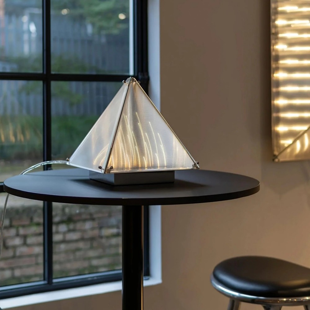 Getextureerde Glazen Piramide Tafellamp HL270