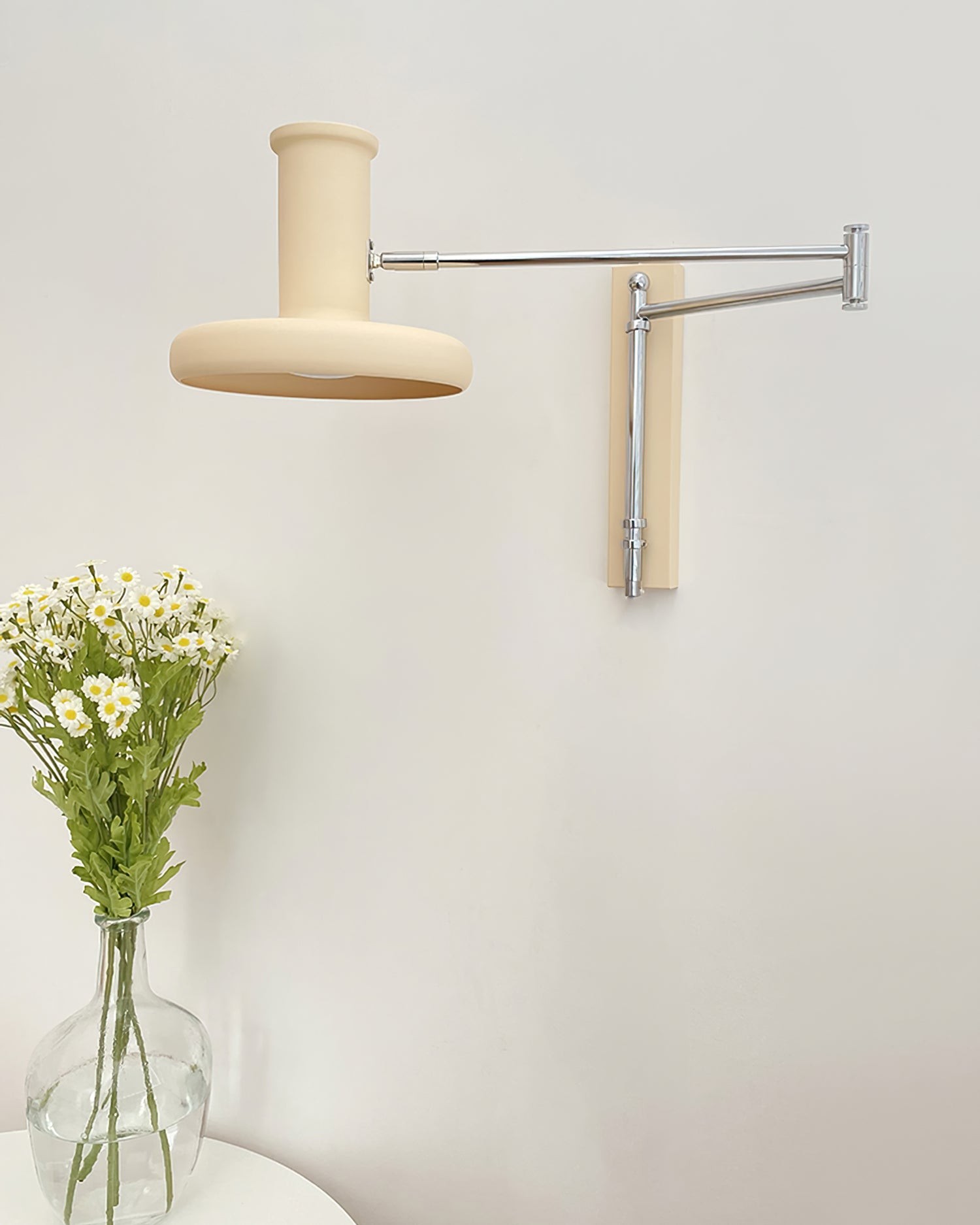 Moderne crèmekleurige metalen wandlamp met zwenkarm HL1089
