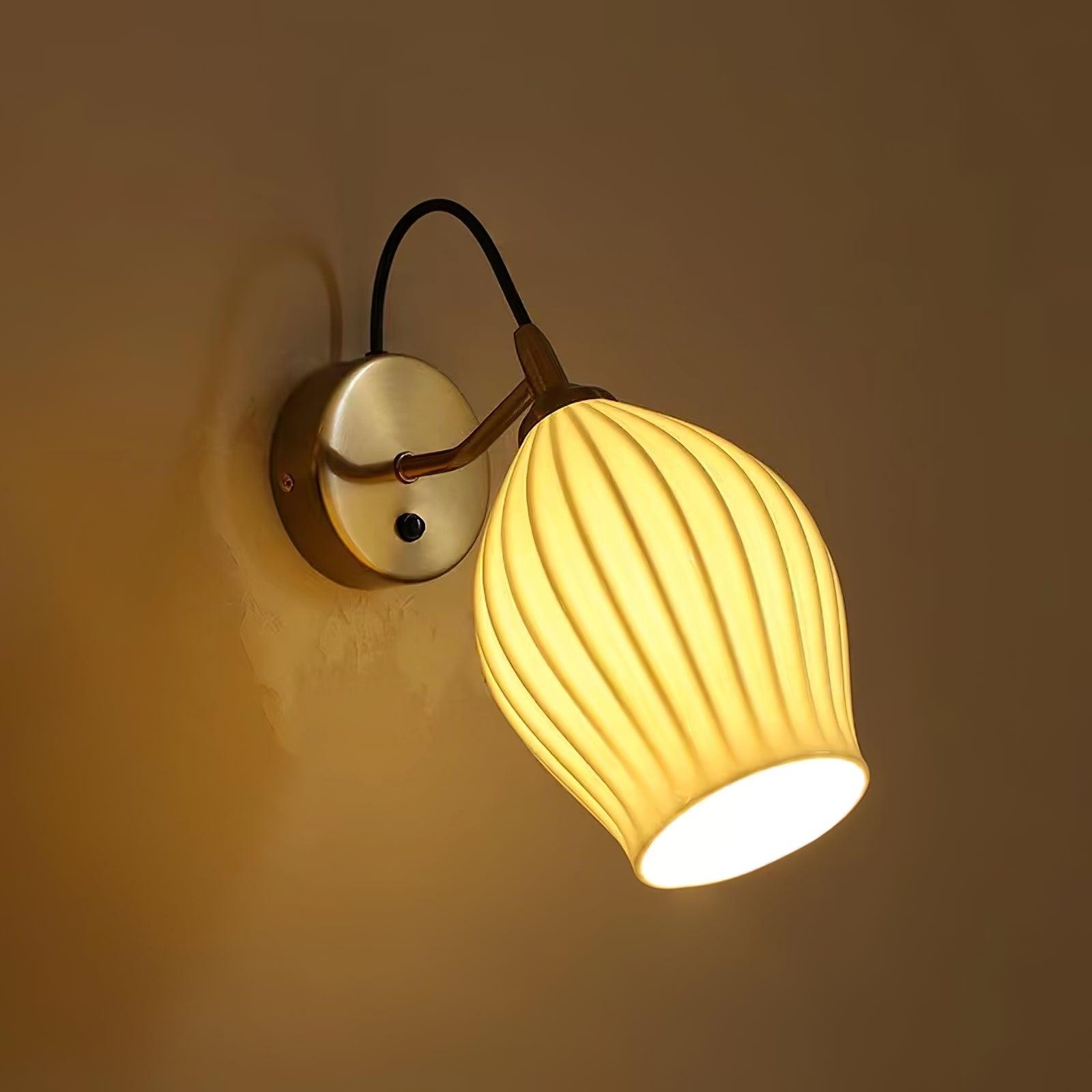 Crèmekleurige keramische geribbelde wandlamp HL498