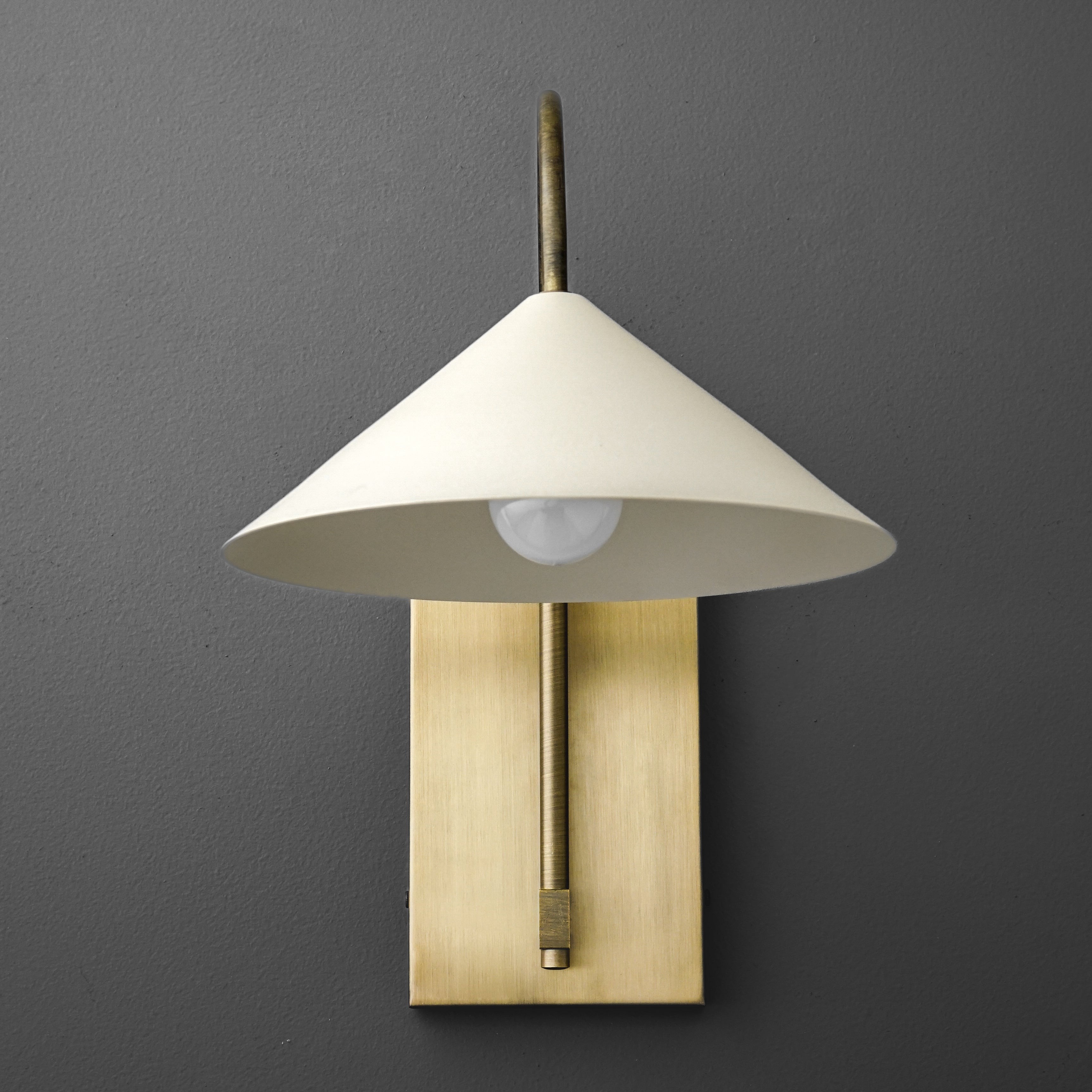 Conique Metalen Minimalistische Wandlamp - Sculpturale Messing Booglamp voor Moderne Interieurs HL1762