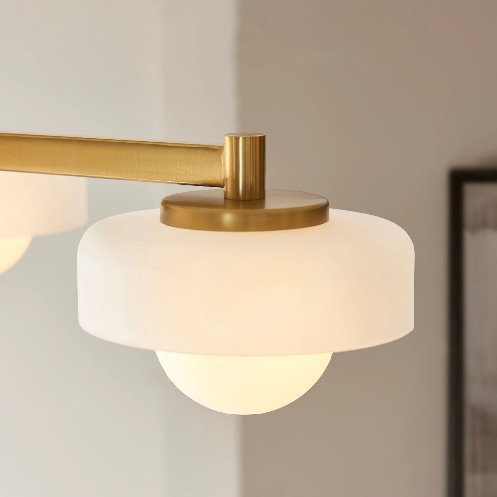 Hanglamp Zirvos met matglazen opalen bollen en geborsteld messing frame voor woon- en eetkamer HL2132
