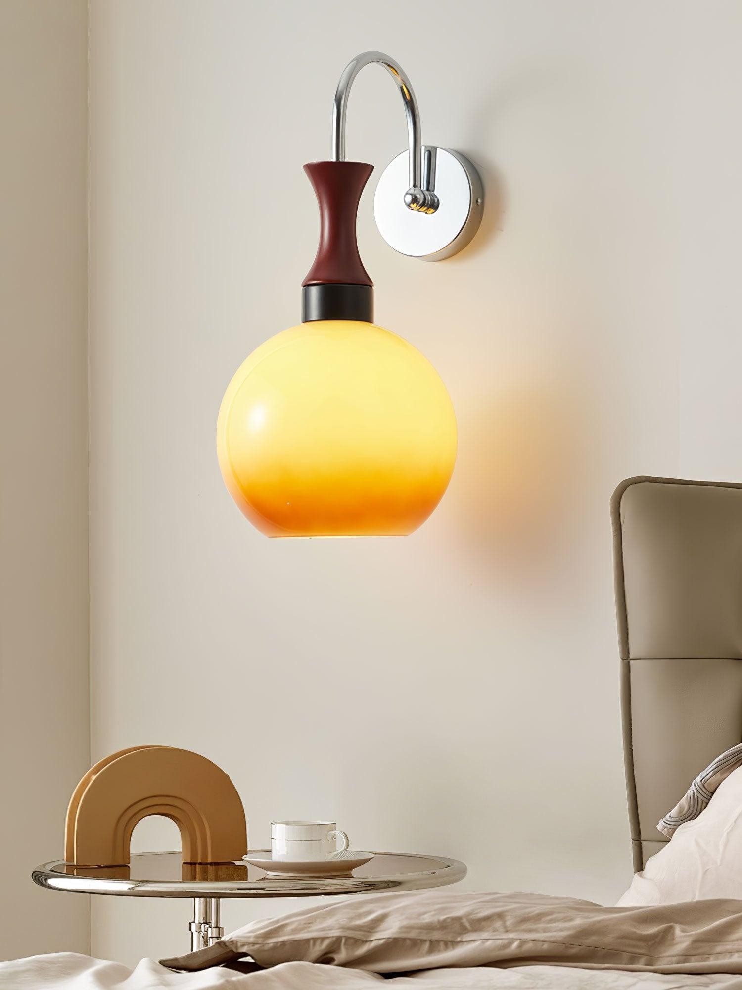 Bolvormige gele wandlamp HL649