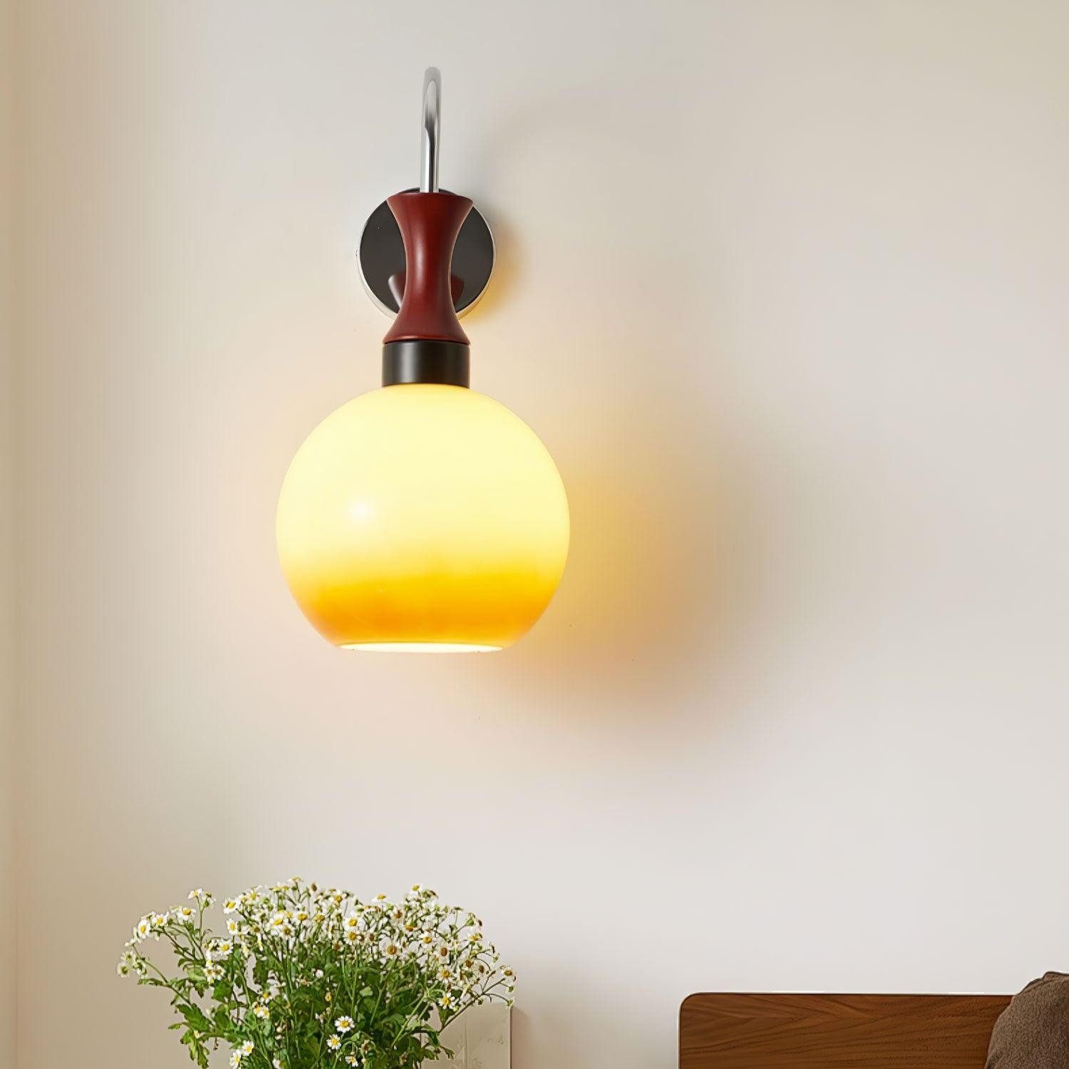 Bolvormige gele wandlamp HL649