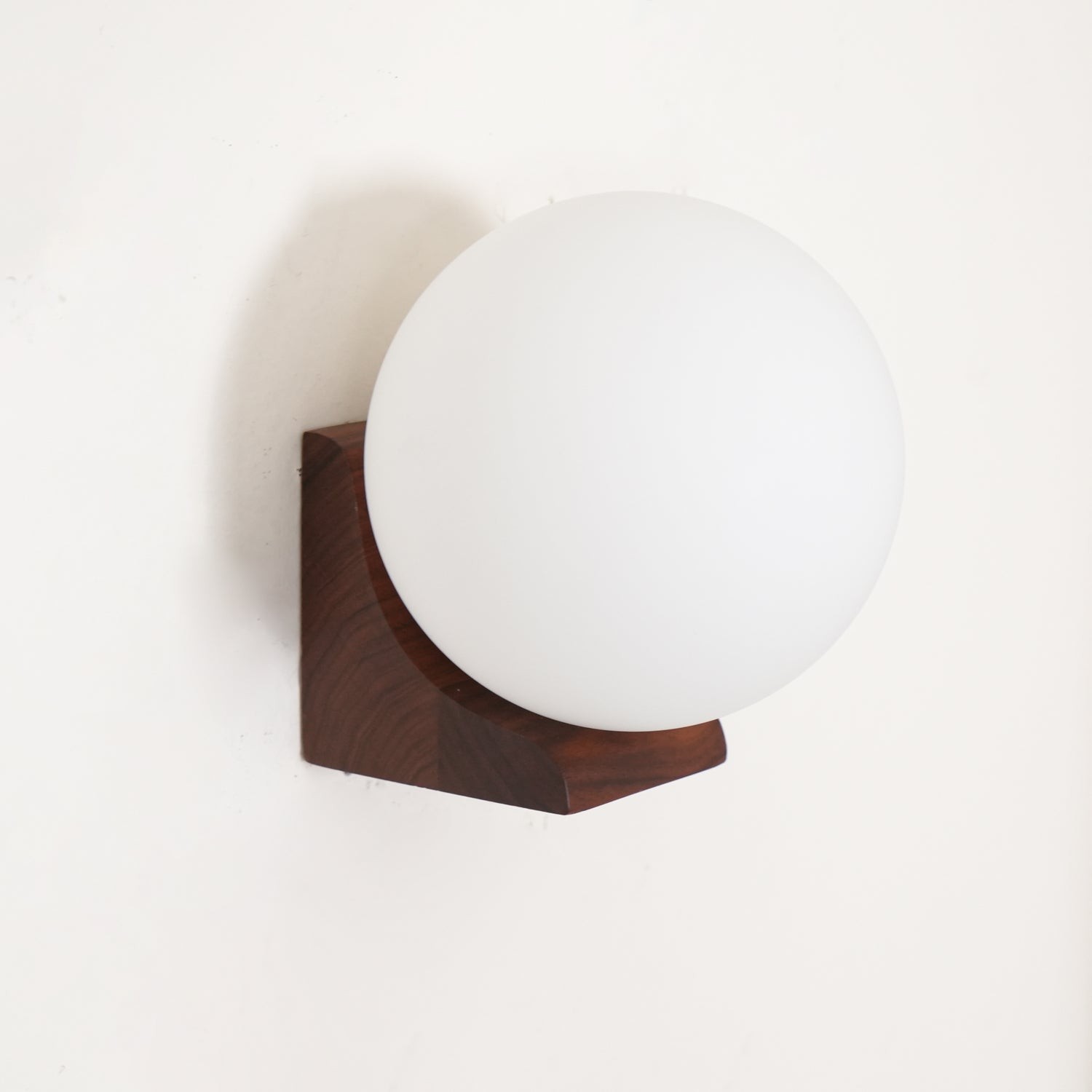 Minimalistische houten geometrische beugel glazen bol wandlamp HL444