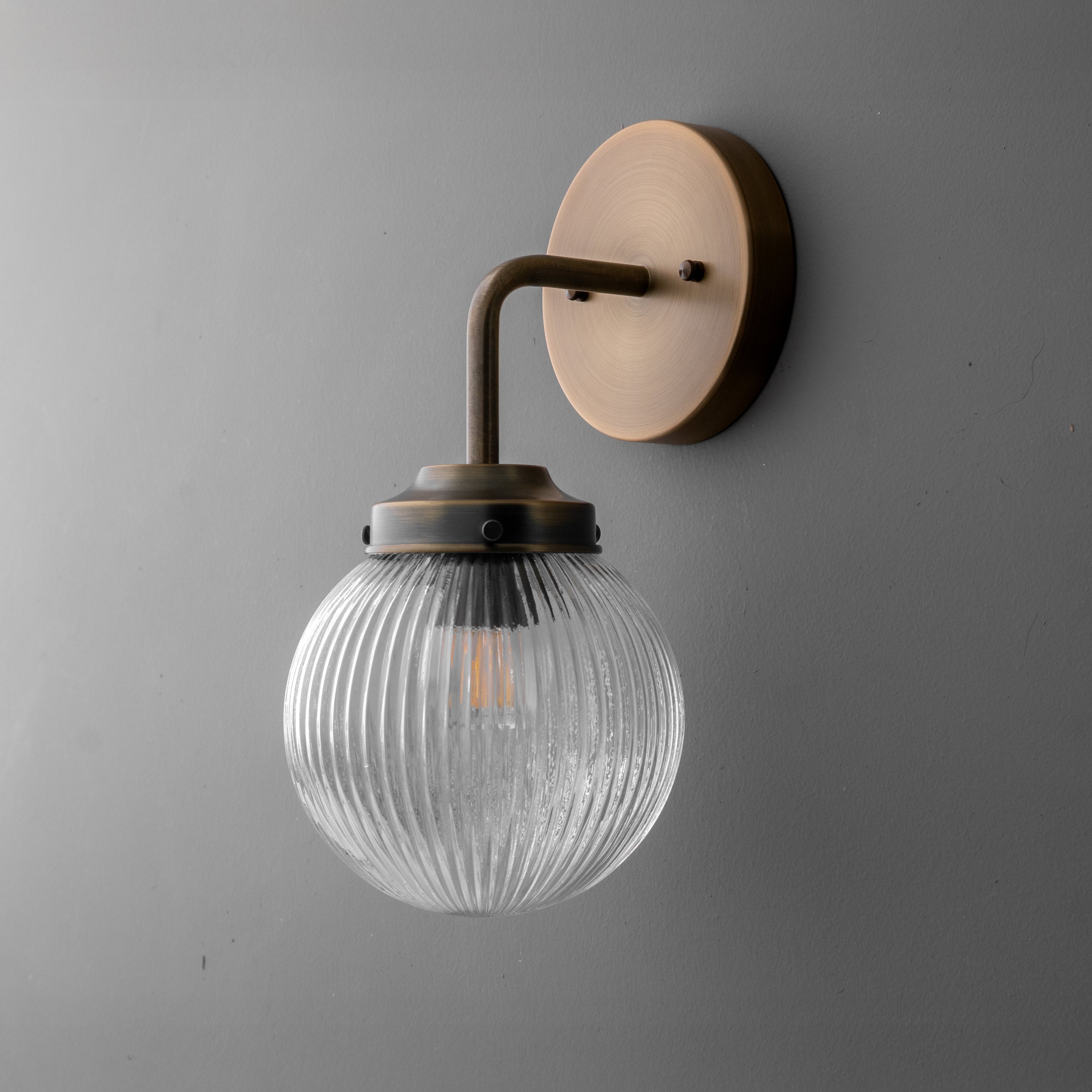 Glorica glazen wandlamp van verouderd messing - geribbelde glazen kap industriële stijl verlichting HL1772