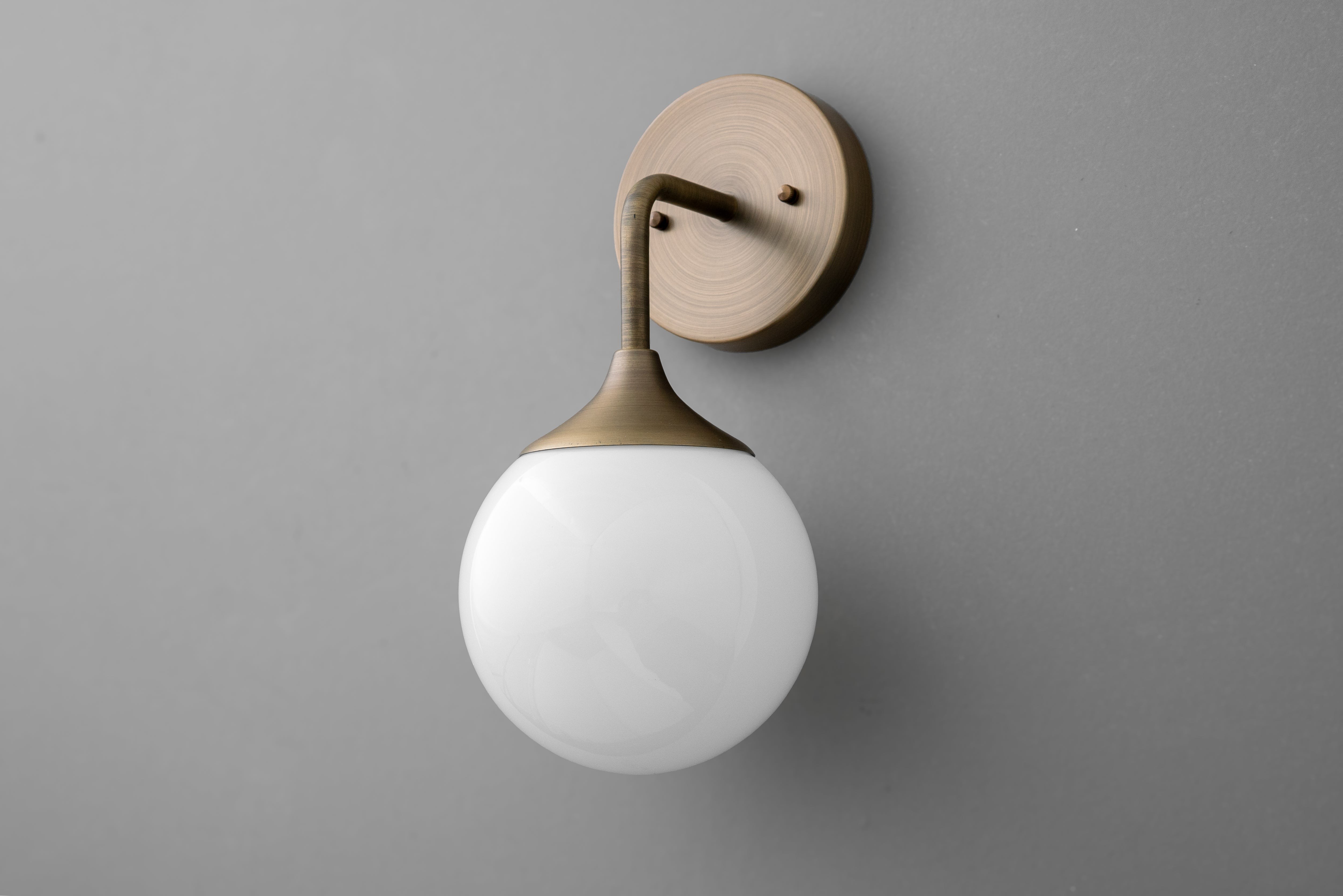 Glorica Glazen Wandlamp - Gematteerde Bolvormige Lamp met Messing Armatuur HL1757