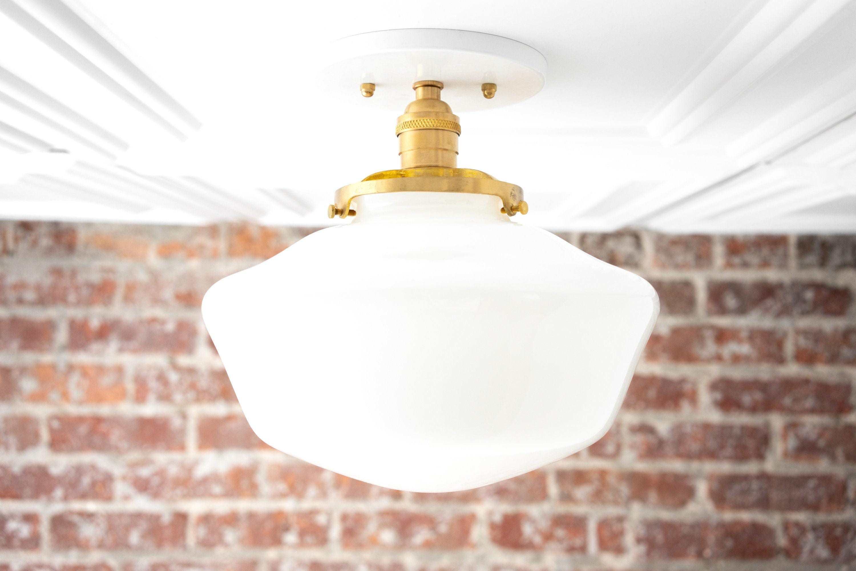 Geotower glazen plafondlamp van messing - opaal glazen schoolhuiskap - moderne elegantie HL1732