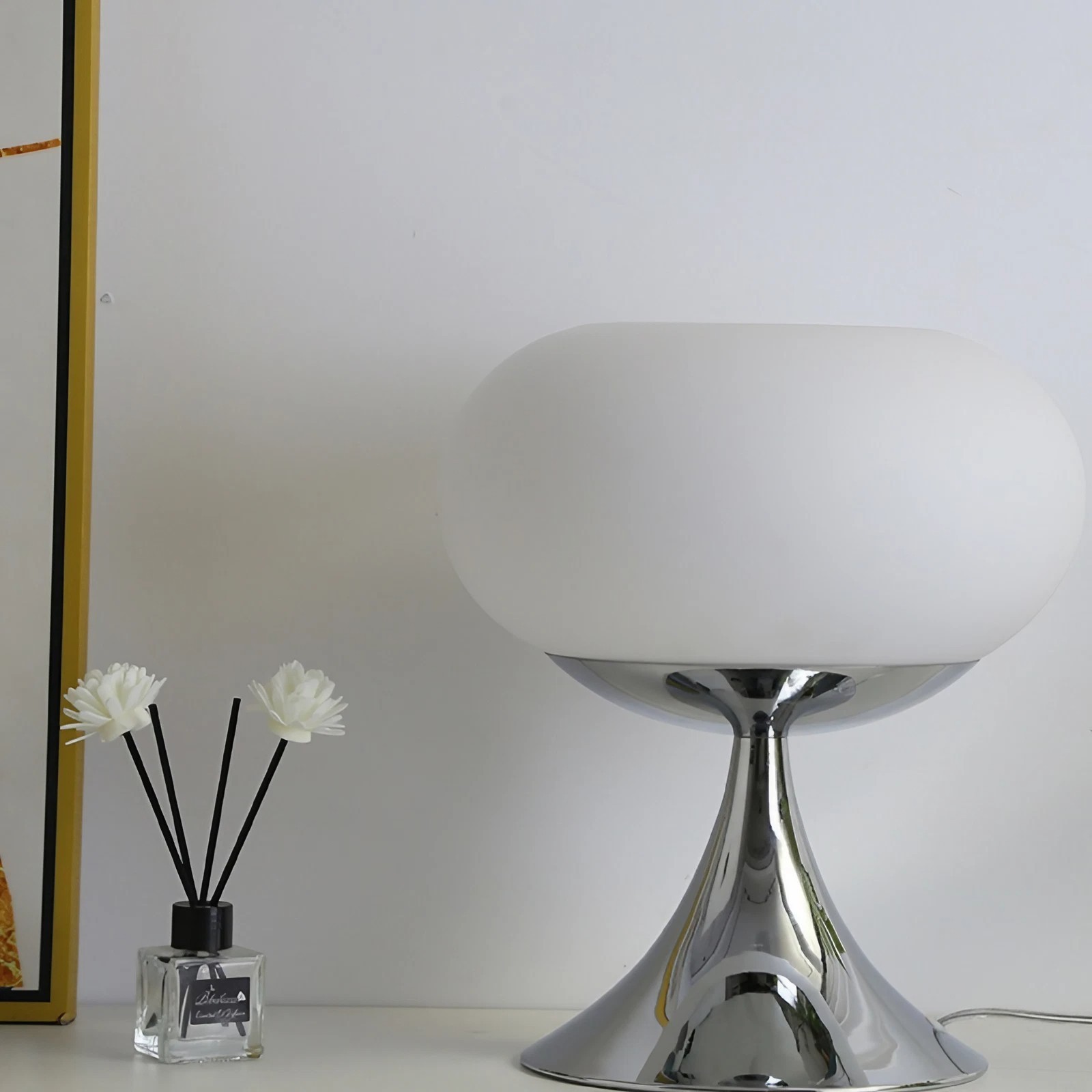 Bauhaus Appelvormige Glazen Tafellamp HL232