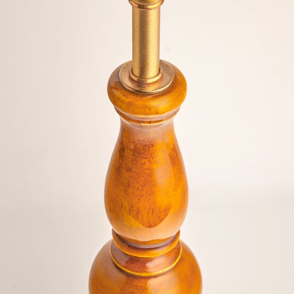 Grainora tafellamp met houten voet en stoffen lampenkap voor de woonkamer HL2349