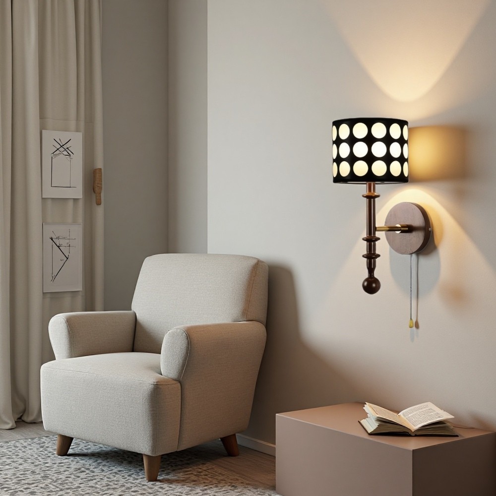 Franse witte stoffen cilindervormige wandlamp met stippen en essenhouten kap HL1118