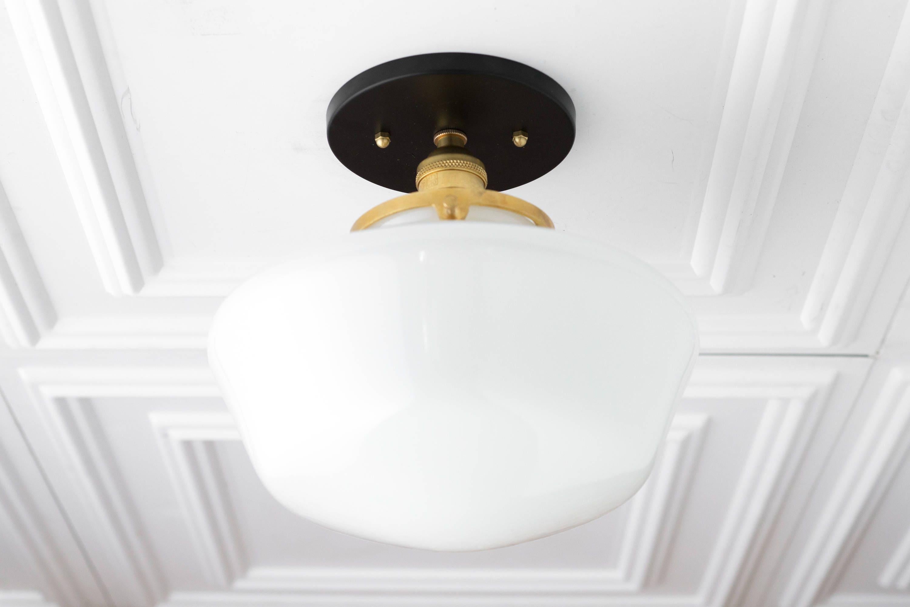 Geotower glazen plafondlamp van messing - opaal glazen schoolhuiskap - moderne elegantie HL1732