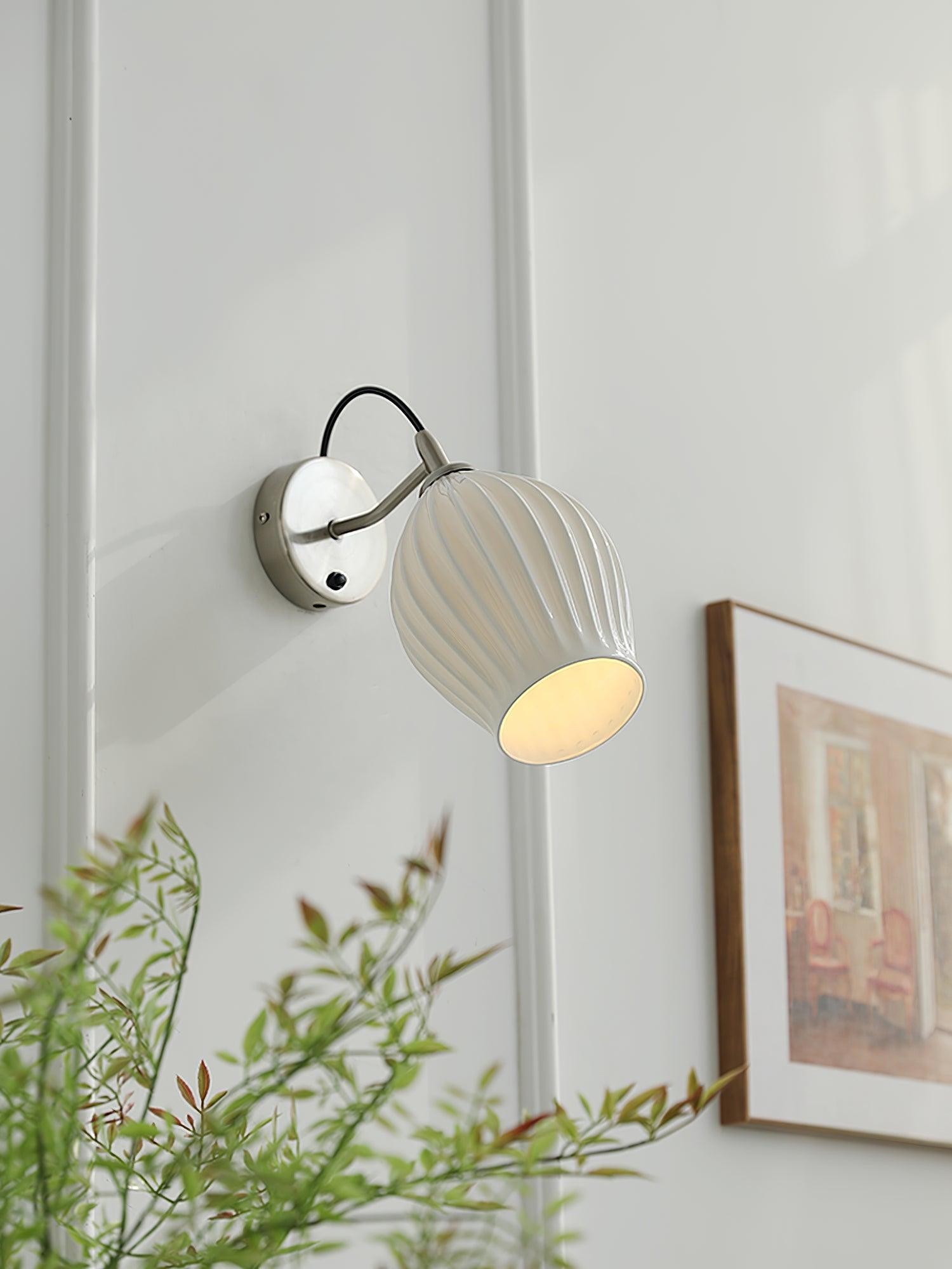 Crèmekleurige keramische geribbelde wandlamp HL498