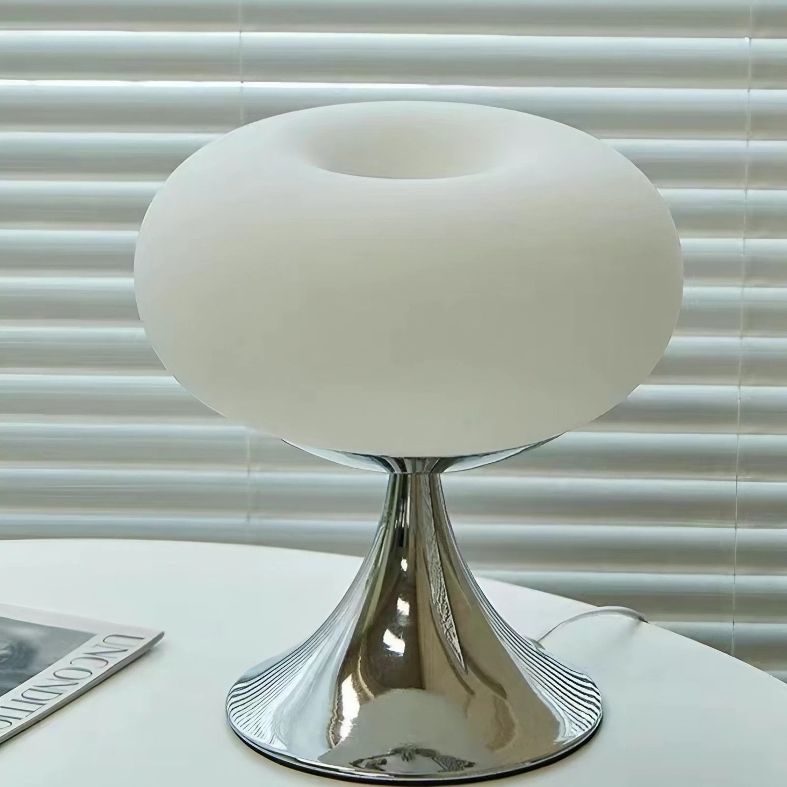 Bauhaus Appelvormige Glazen Tafellamp HL232
