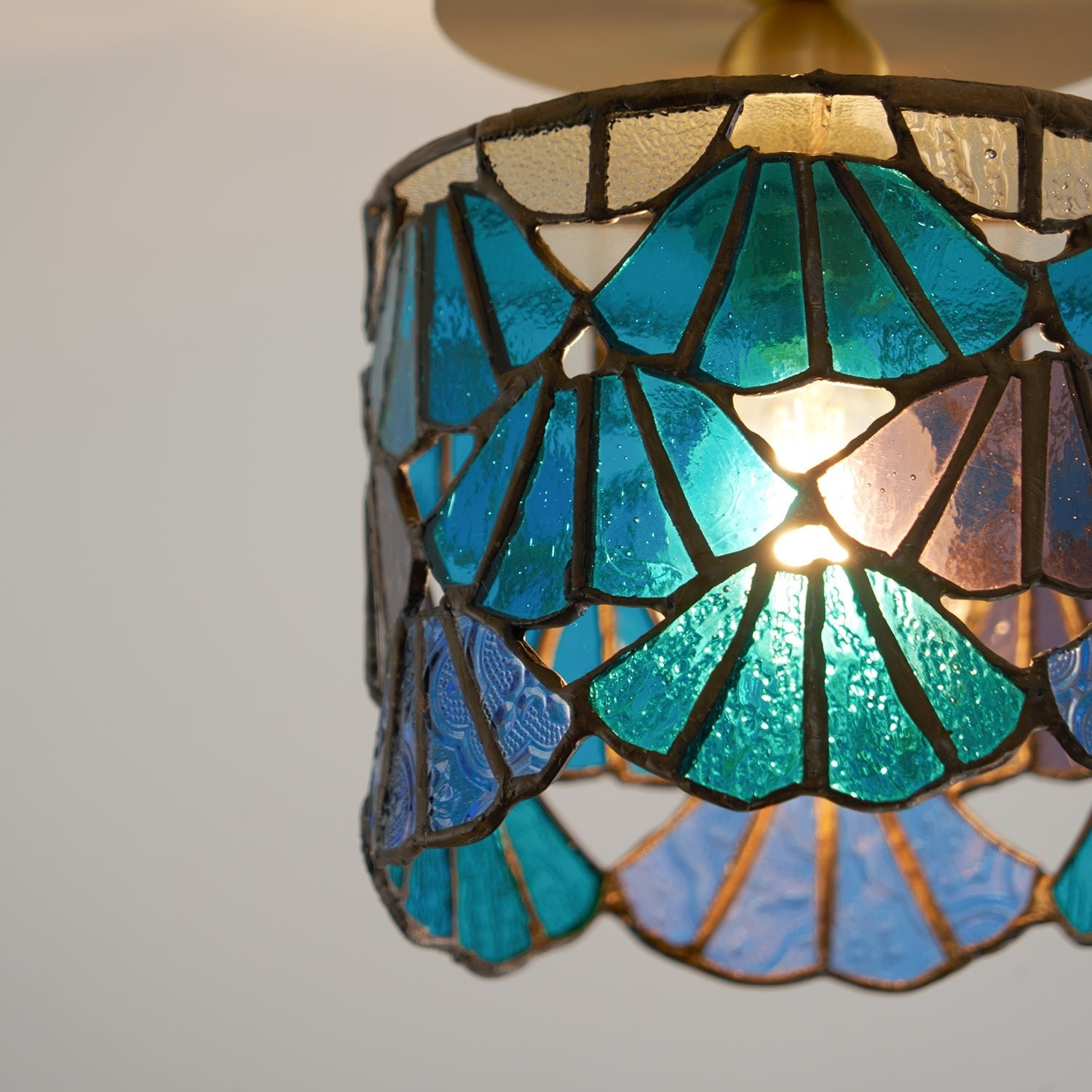 Vintage Tiffany-stijl plafondlamp met glas-in-lood en decoratief patroon voor de woonkamer HL2345