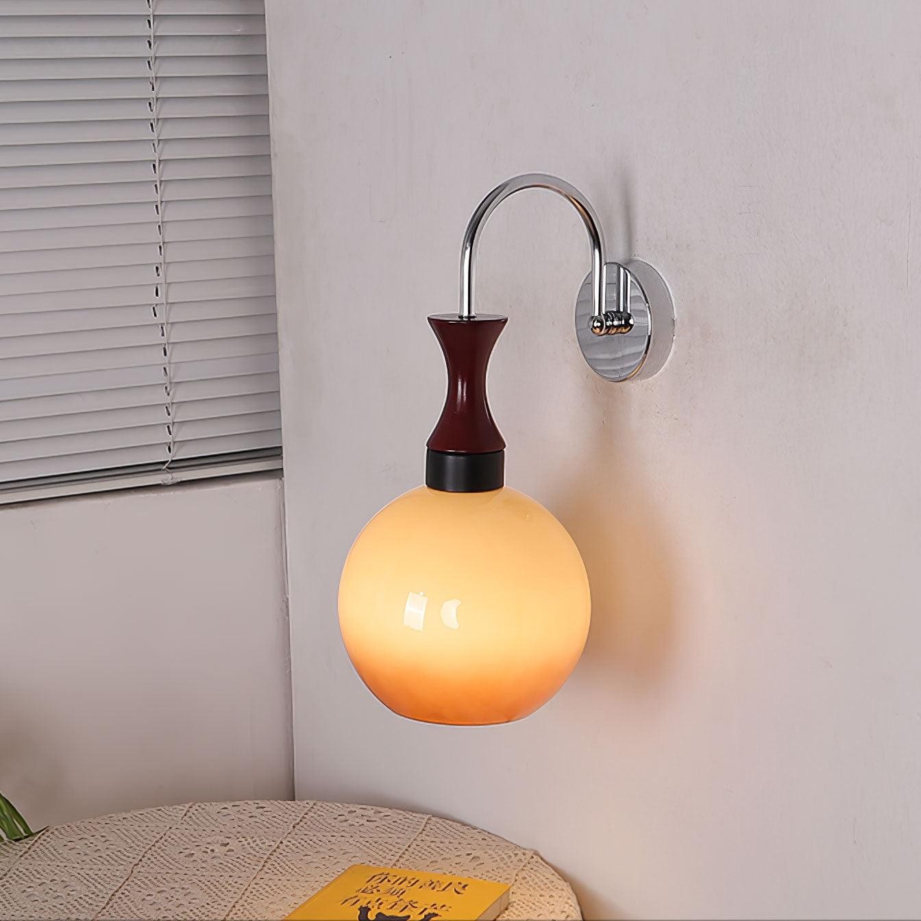 Bolvormige gele wandlamp HL649