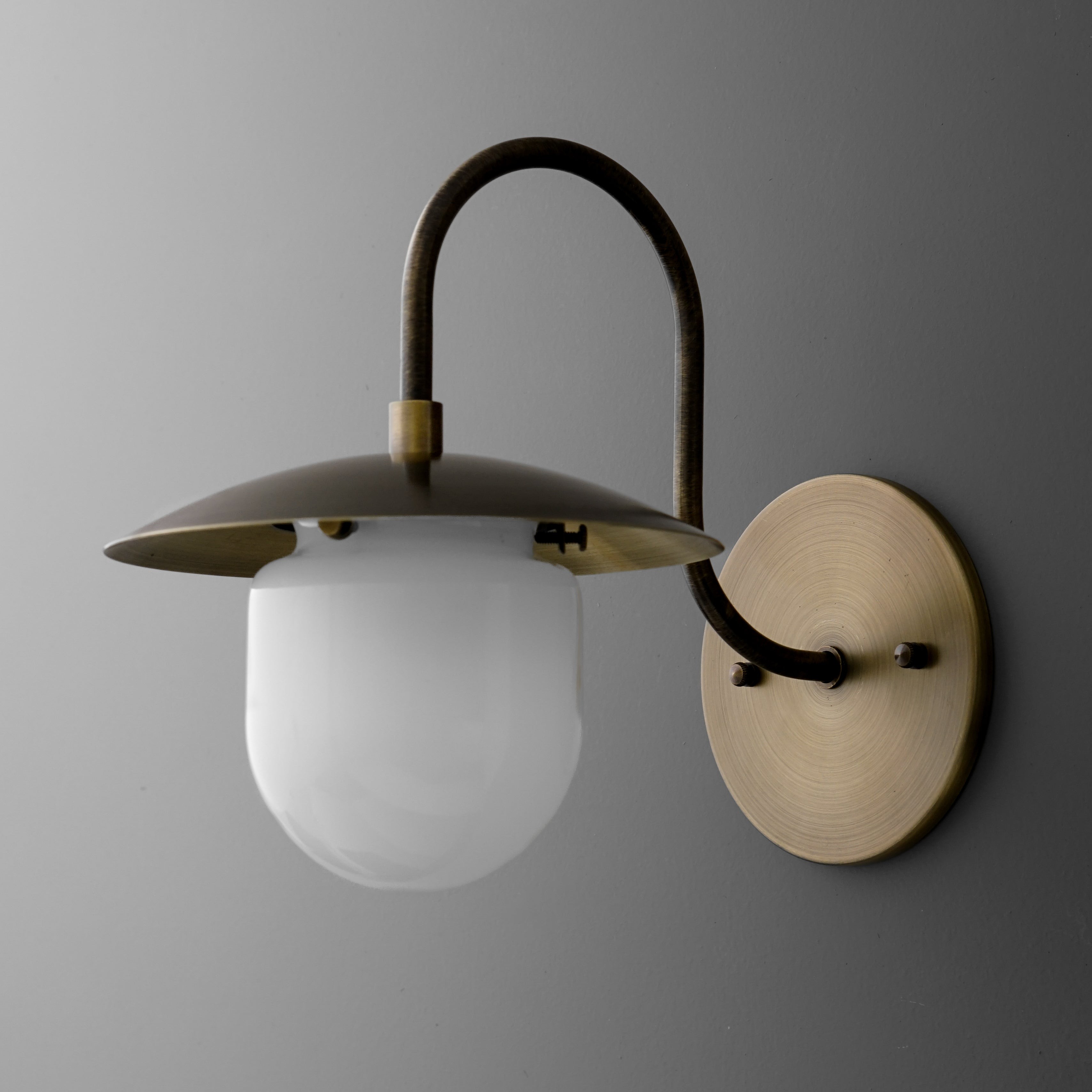 Curva metalen gebogen messing wandlamp - elegante metalen lamp voor moderne interieurs HL1773