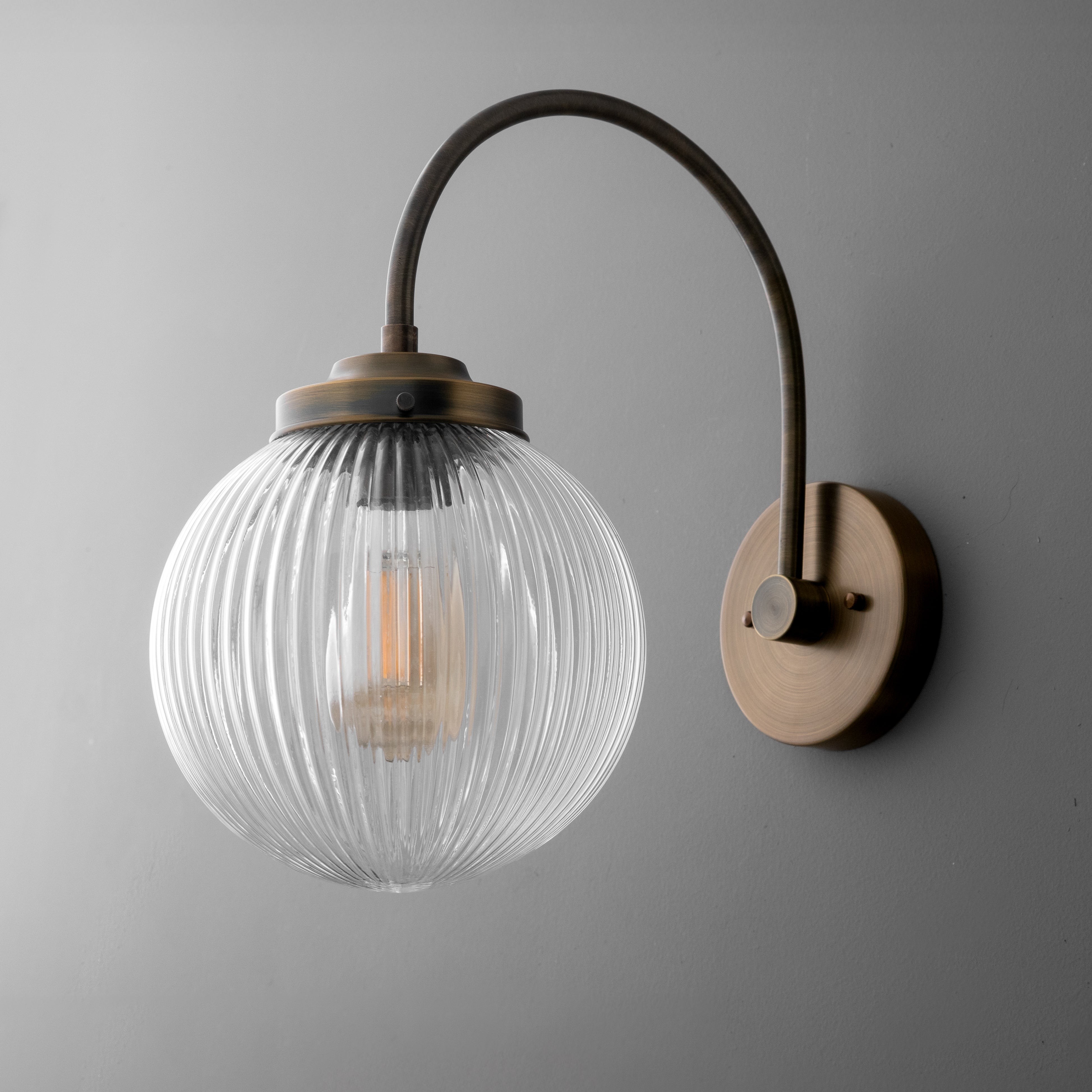 Glorica glazen wandlamp van verouderd messing - geribbelde glazen kap industriële stijl verlichting HL1772