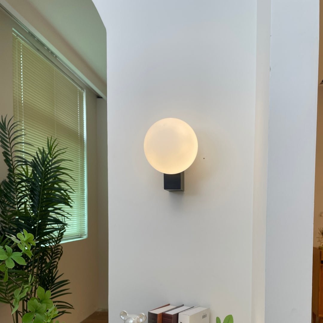 Minimalistische bolvormige wandlamp HL558
