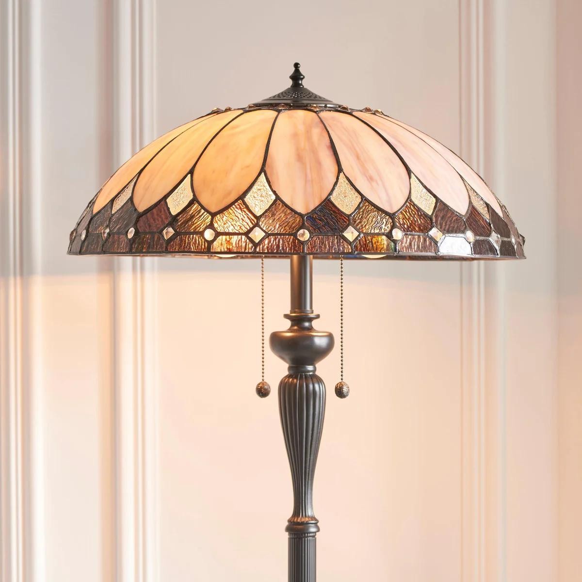TF Brooklyn Geometrische Art Deco Tiffany Vloerlamp - Glas-in-loodkap en satijnzwarte voet voor de woonkamer HL2081