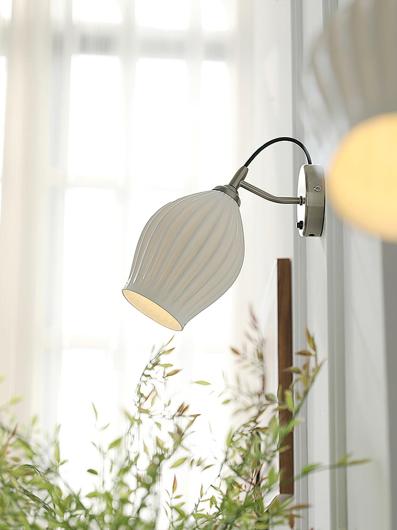 Crèmekleurige keramische geribbelde wandlamp HL498