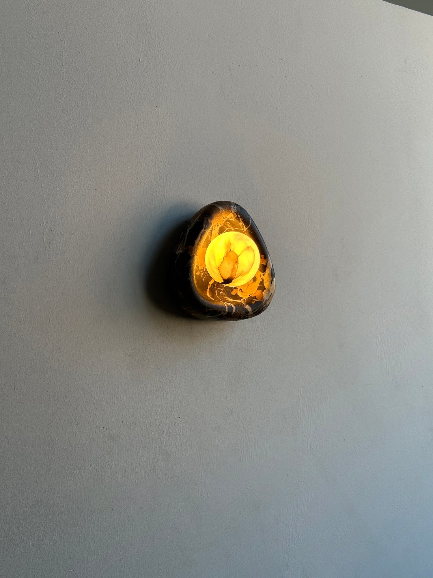 Zwarte parelmarmeren wandlamp HL3204