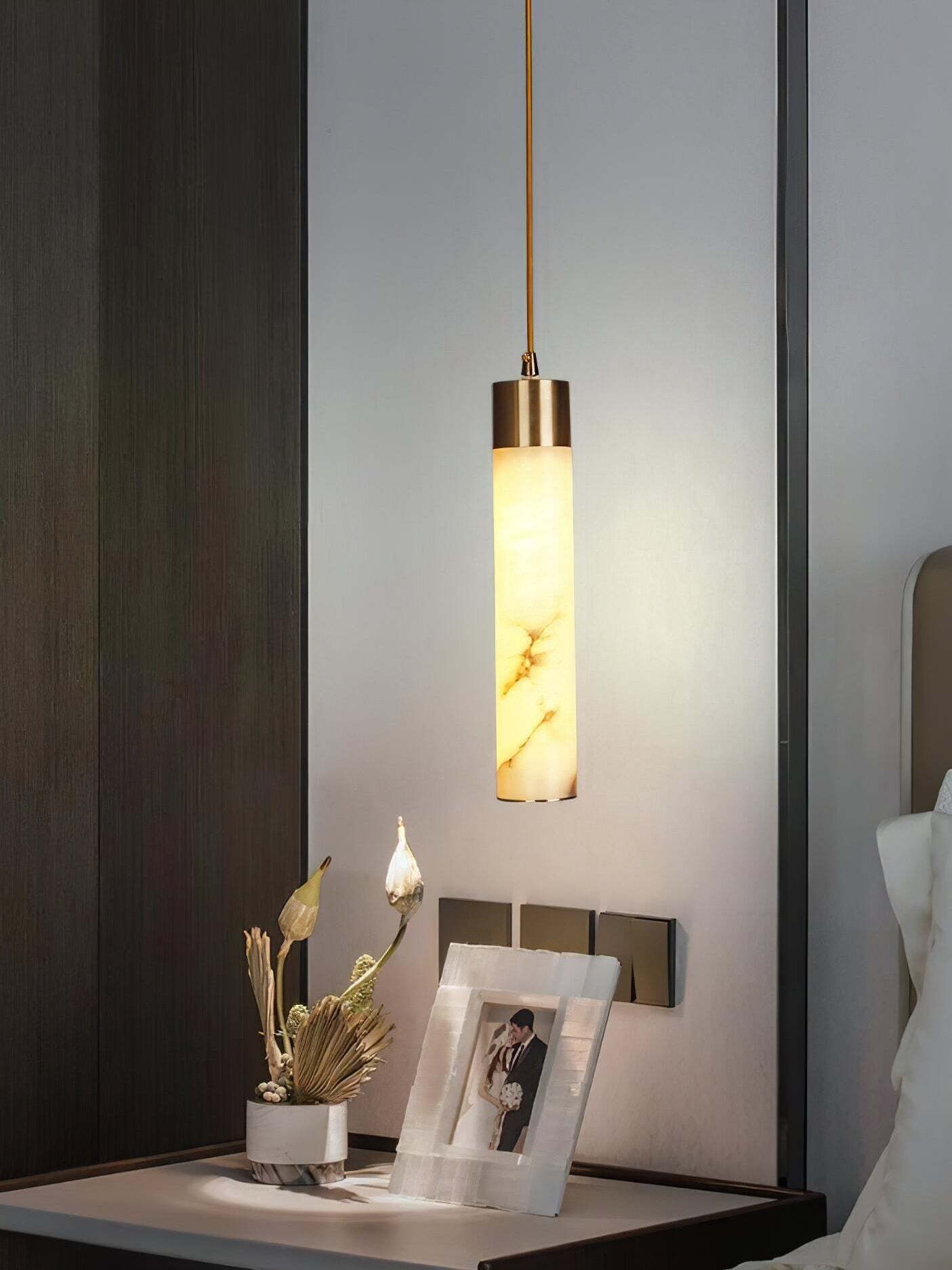 Hanglamp van natuurlijk getextureerd marmer en messing HL1060