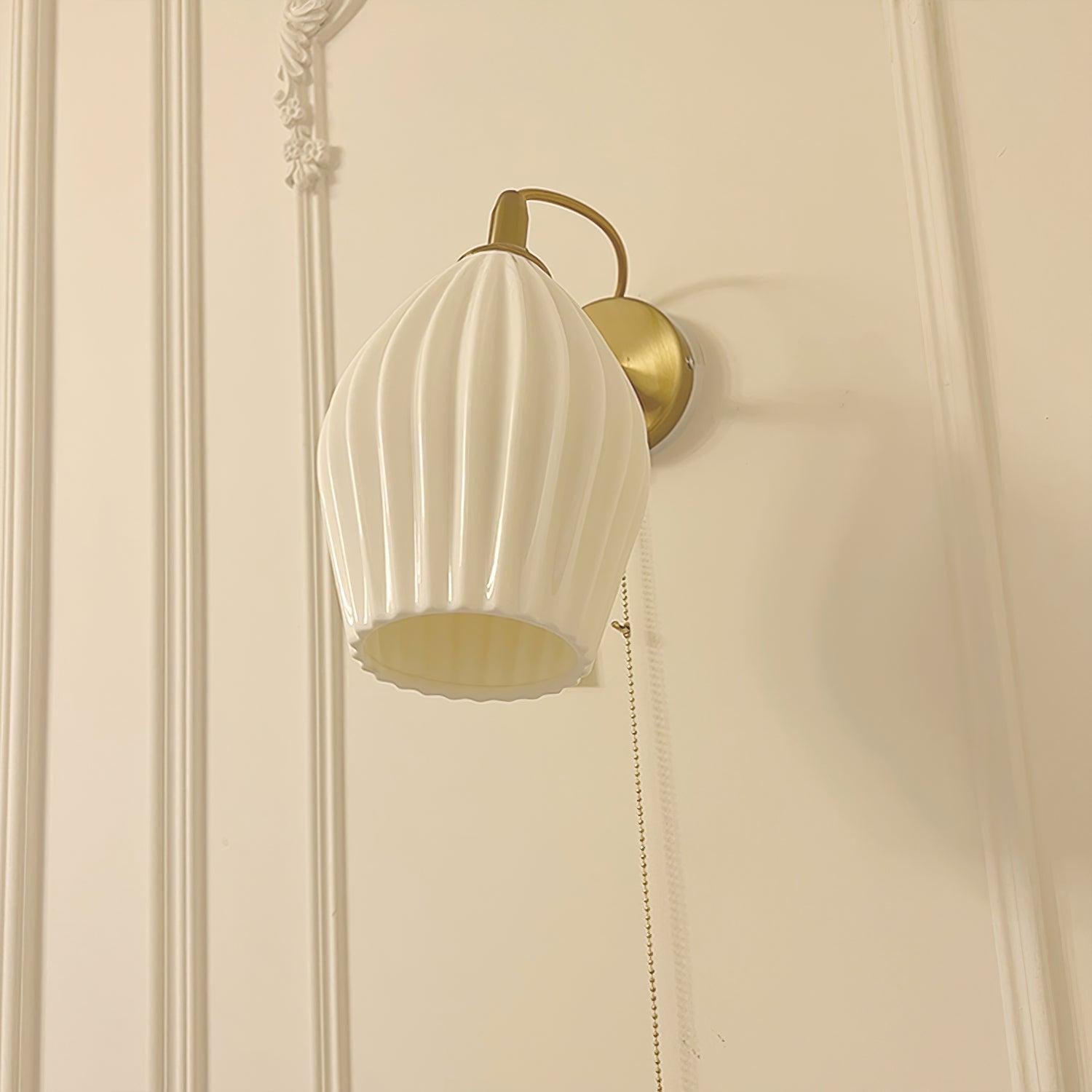 Crèmekleurige keramische geribbelde wandlamp HL498