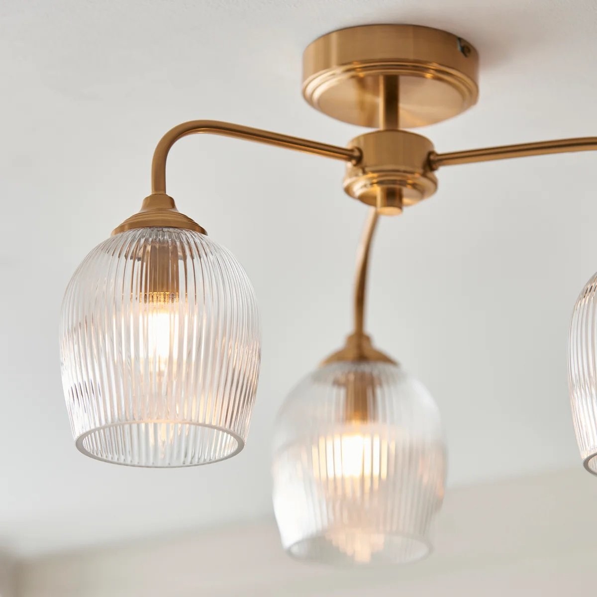 Brazara hanglamp met meerdere lichtpunten en glazen kap - gebogen metalen armen voor moderne woningen HL2079