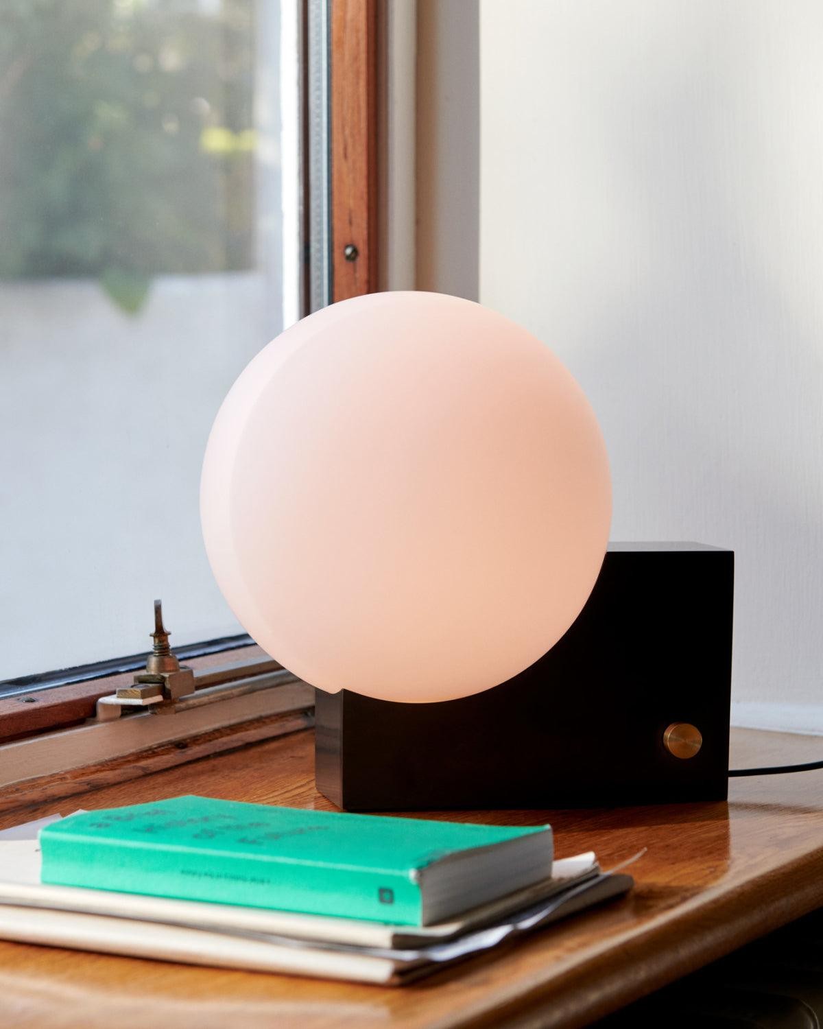 Geometrische lampenvoet glazen bol tafellamp HL523