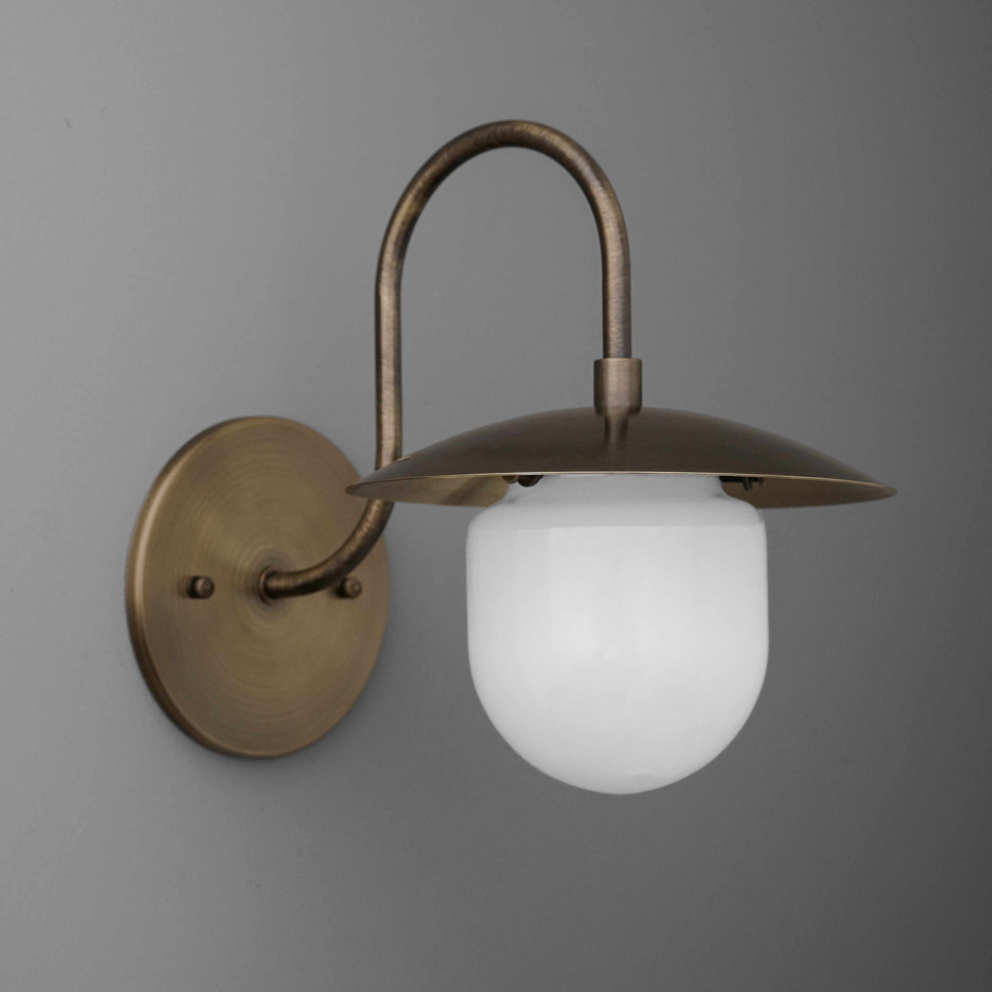 Curva metalen gebogen messing wandlamp - elegante metalen lamp voor moderne interieurs HL1773