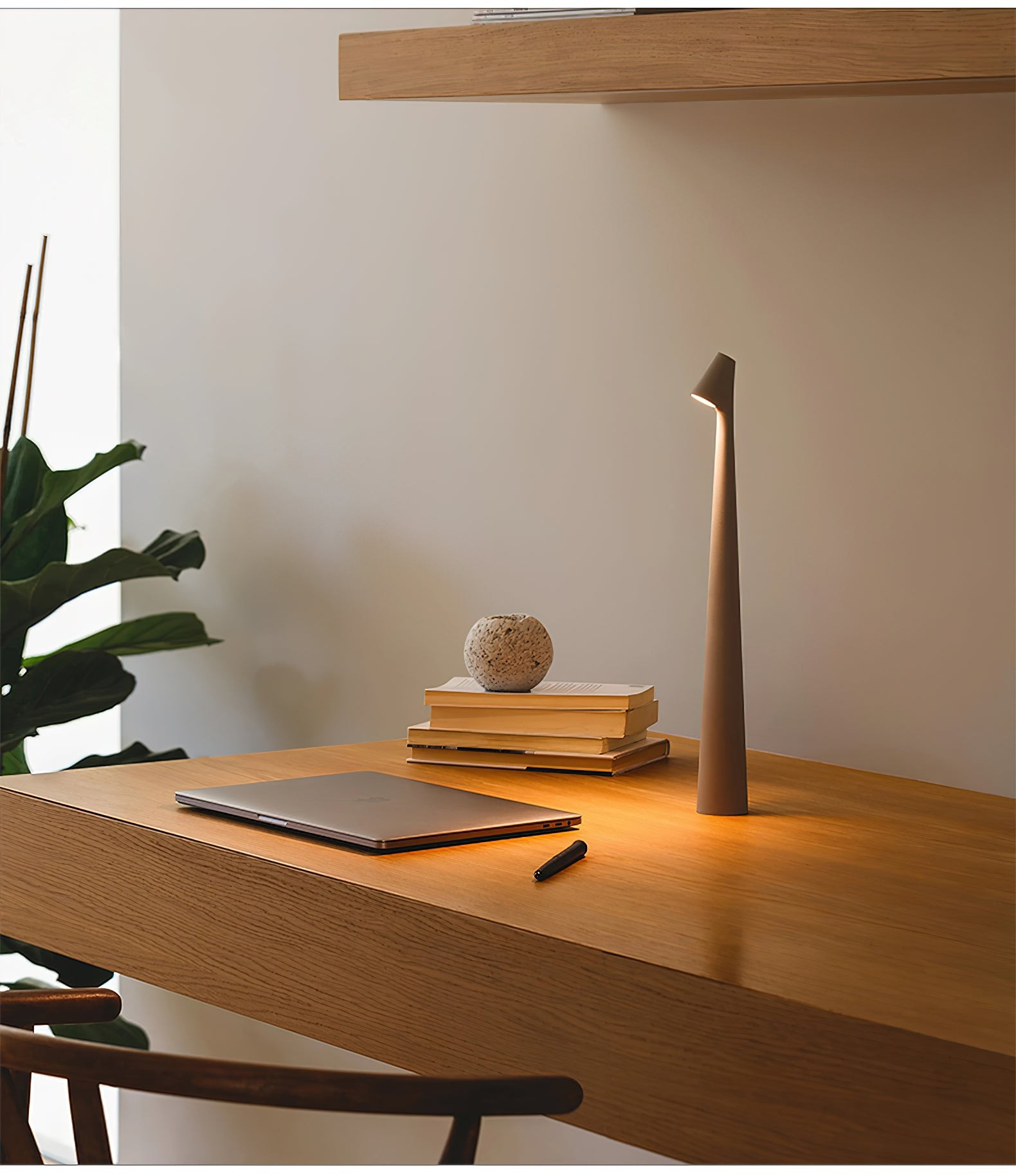 Creatieve hoge draagbare tafellamp HL343