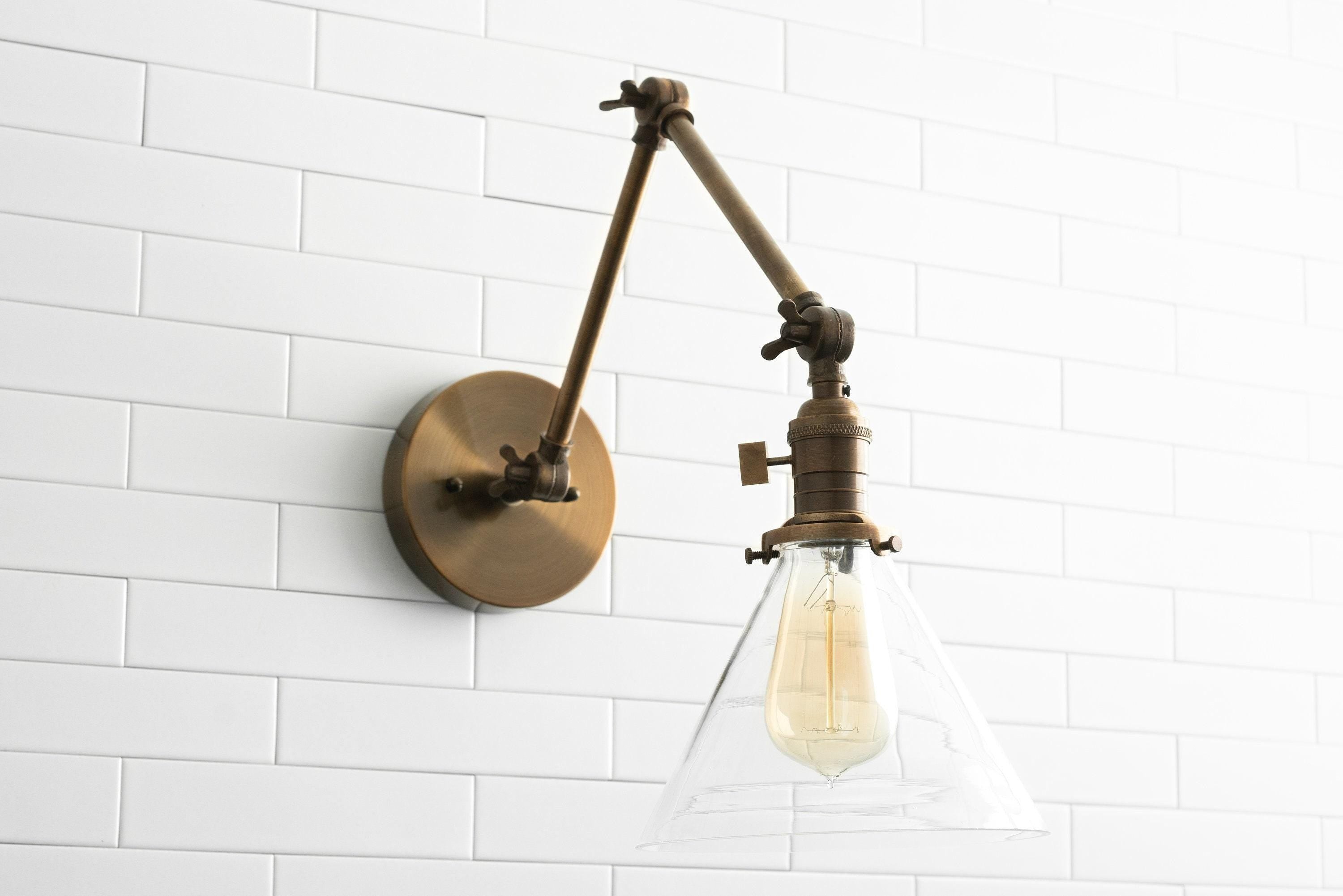 Conique metalen industriële wandlamp met verstelbare arm - vintage glazen kegelvormige kap HL1673